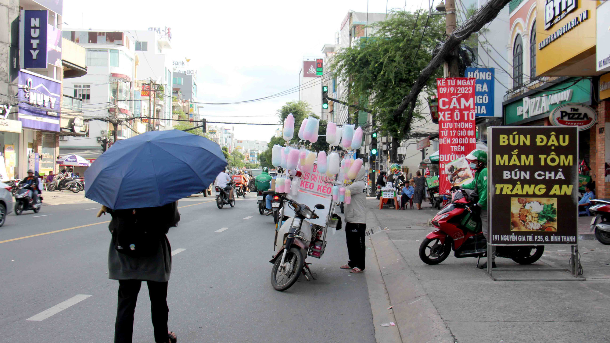 Nhằm tăng cường công tác quản lý trật tự đô thị trên địa bàn thành phố, giữa tháng 5/2023, Ủy ban nhân dân Thành phố Hồ Chí Minh đã có văn bản yêu cầu xử lý trách nhiệm đối với người đứng đầu và cấp phó của người đứng đầu khi để xảy ra vi phạm quy định về sử dụng lòng, lề đường, vỉa hè. Tuy nhiên, thực tế trật tự đô thị tại nhiều nơi vẫn chưa cải thiện.