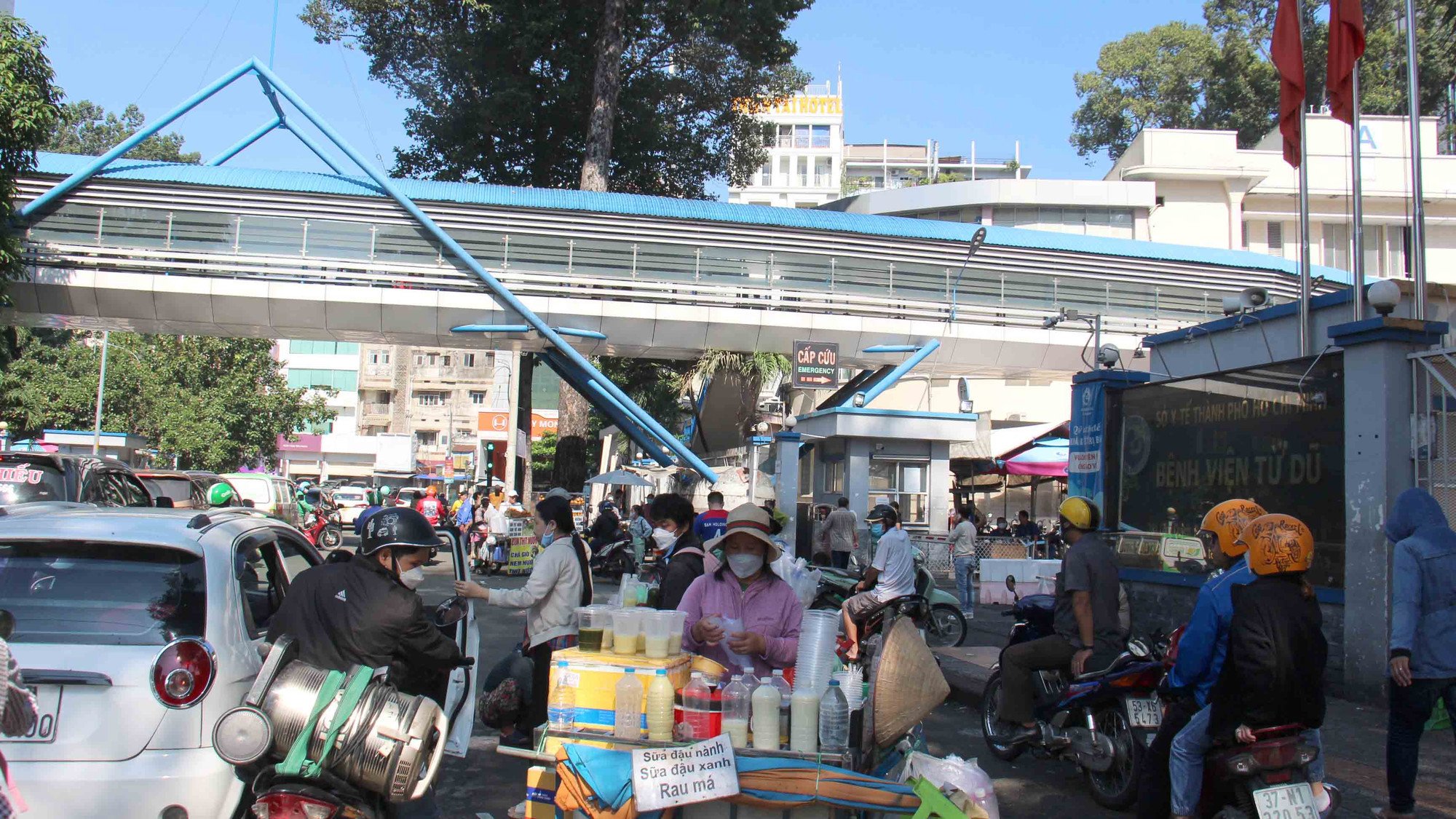 Tình trạng lấn chiếm vỉa hè trước cổng một số bệnh viện gây khó khăn cho người đi bộ, ùn tắc giao thông, ảnh hưởng đến quá trình vận chuyển nạn nhân cấp cứu...