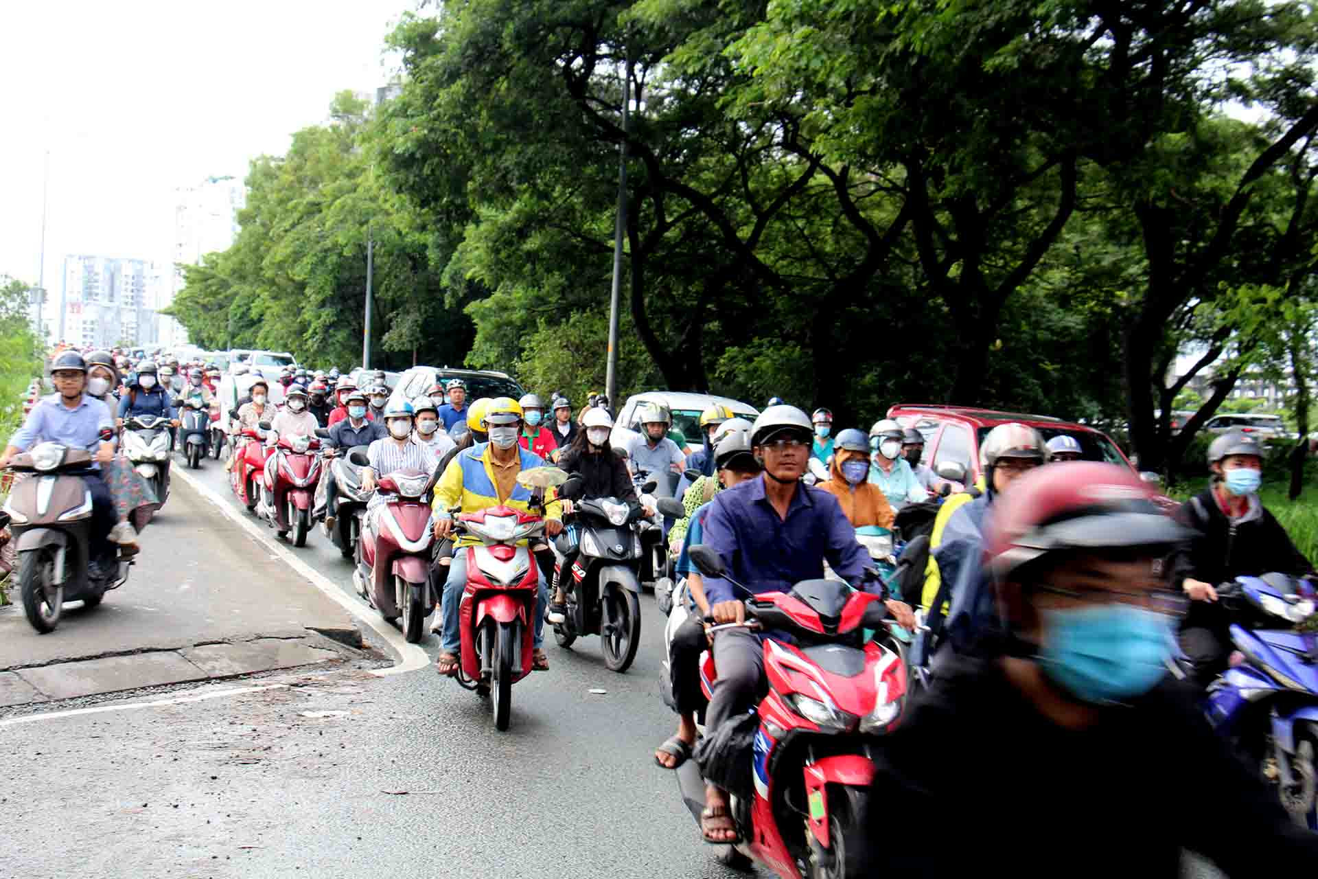 Ghi nhận tại cầu Rạch Đĩa 1 thuộc xã Phước Kiển huyện nhà Bè hướng từ quận 7 qua quận 4, vào giờ cao điểm sáng sớm lượng phương tiện đã ken đặc, nối đuôi nhau.