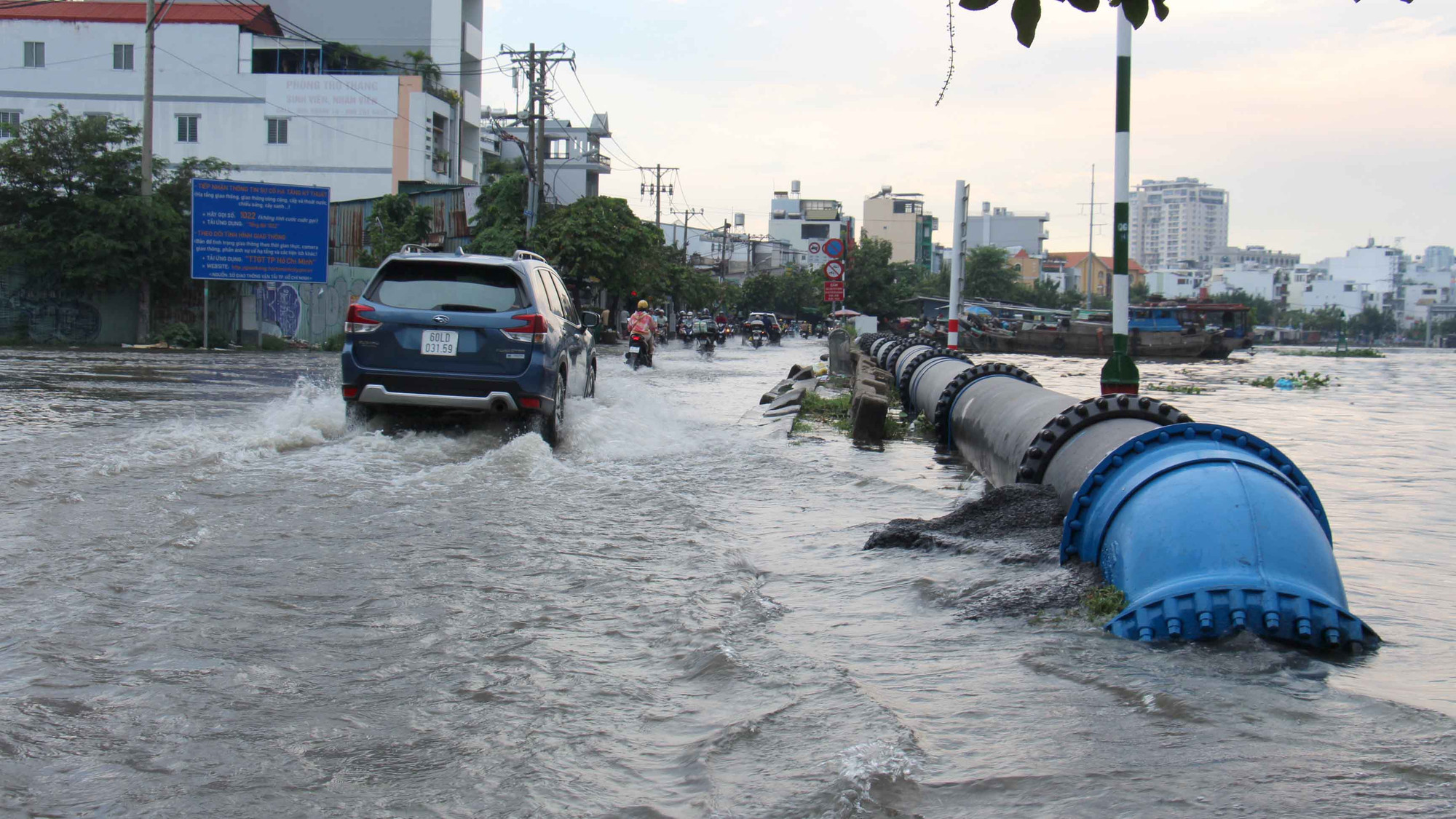 Nước kênh dâng cao tràn lên đường Trần Xuân Soạn.