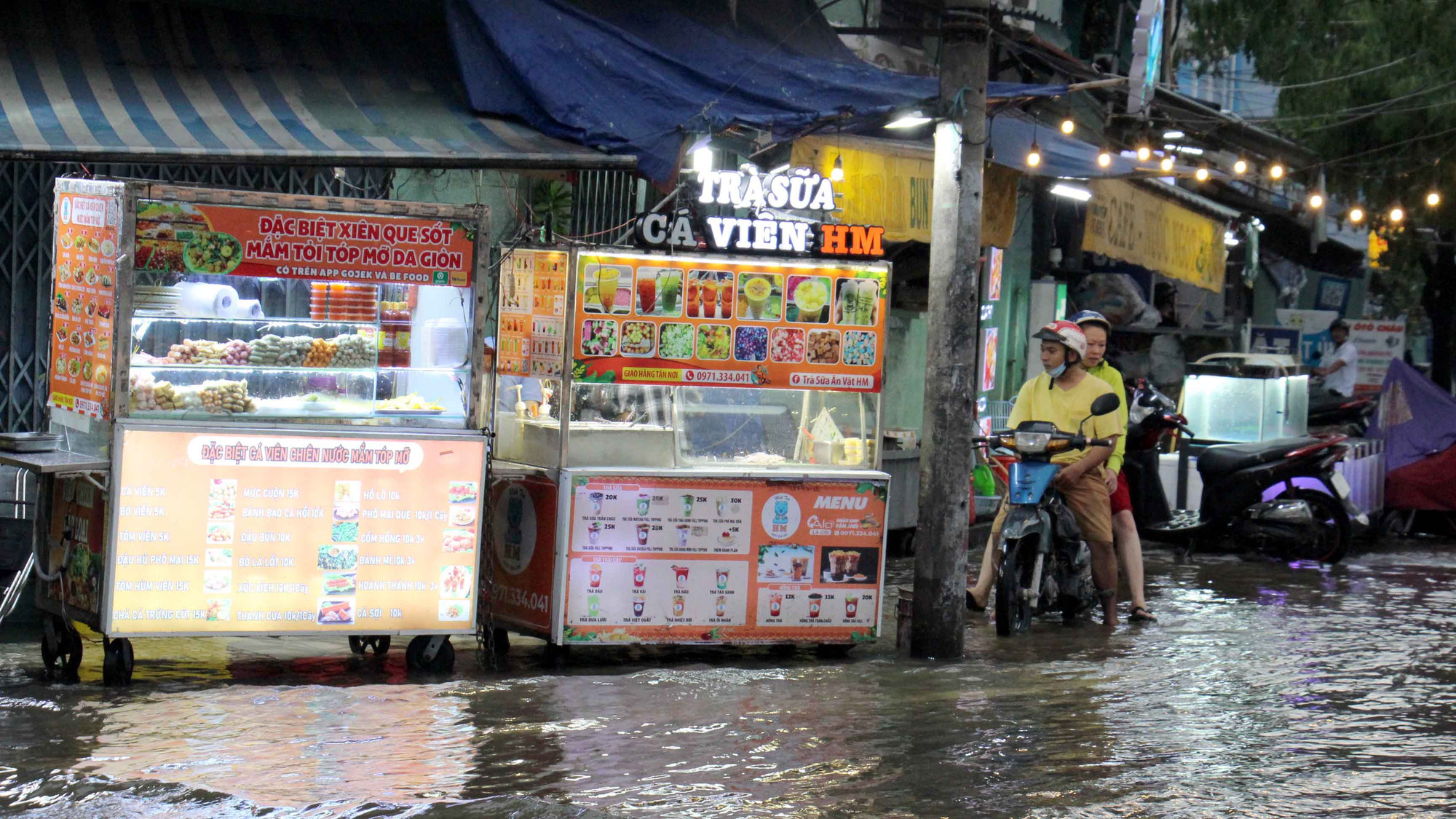 Việc kinh doanh của người dân bị ảnh hưởng nặng nề do ngập nước.