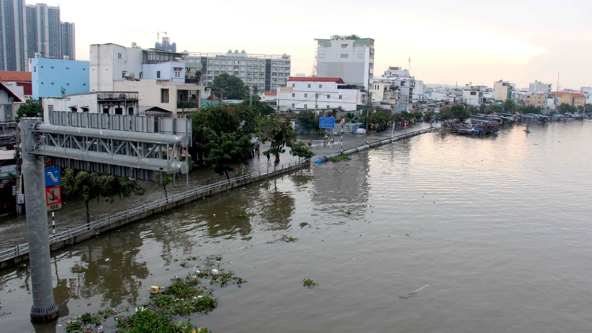 Mực nước kênh Tẻ ngang với mặt đường Trần Xuân Soạn.