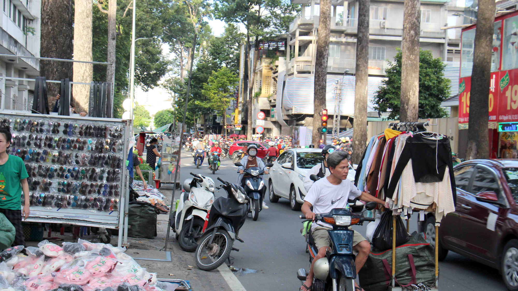 Hầu hết, hàng hoá được bày xuống lòng đường, khách muốn mua phải đứng dưới lòng đường để chọn lựa, ngã giá.