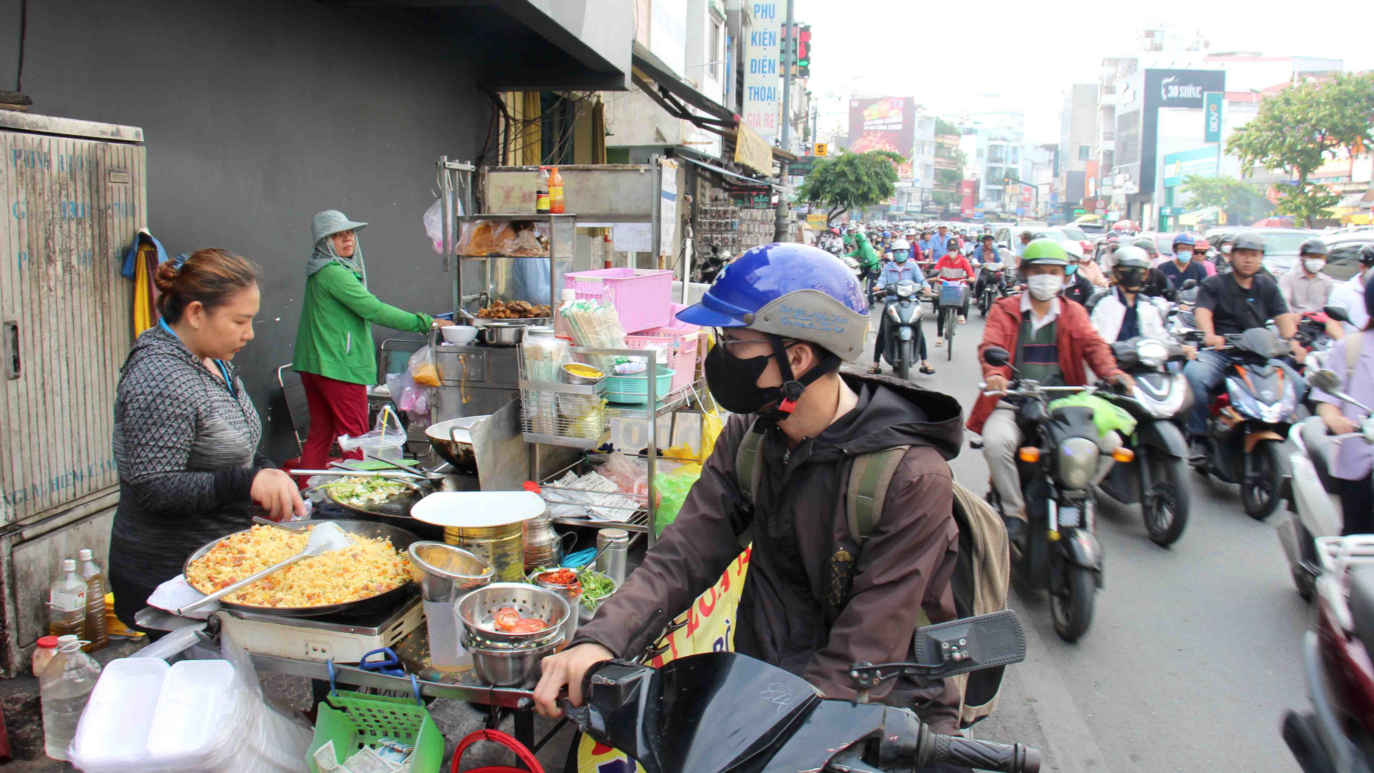 Hầu như không có tuyến đường nào ở Thành phố Hồ Chí Minh không bị người dân, tiểu thương dùng vỉa hè để kinh doanh hoặc sử dụng vào những mục đích cá nhân. Tại đường Dương Bá Trạc (quận 8) một trong những điểm nóng về tình trạng kẹt xe của Thành phố Hồ Chí Minh, mặt đường hẹp vỉa hè rất nhỏ, người bán lấn chiếm toàn bộ, không chừa lại một cm nào khiến khách mua hàng phải dừng ở lề đường giao dịch.