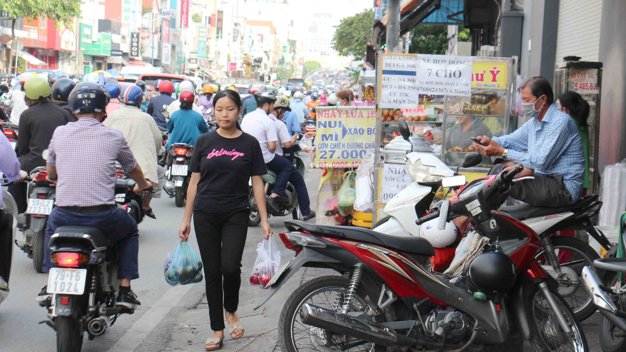 Khi những người kinh doanh sử dụng vỉa hè vào mục đích thương mại, họ dùng hết 100% diện tích từ trong ra ngoài, đẩy người đi bộ lưu thông xuống lề đường.