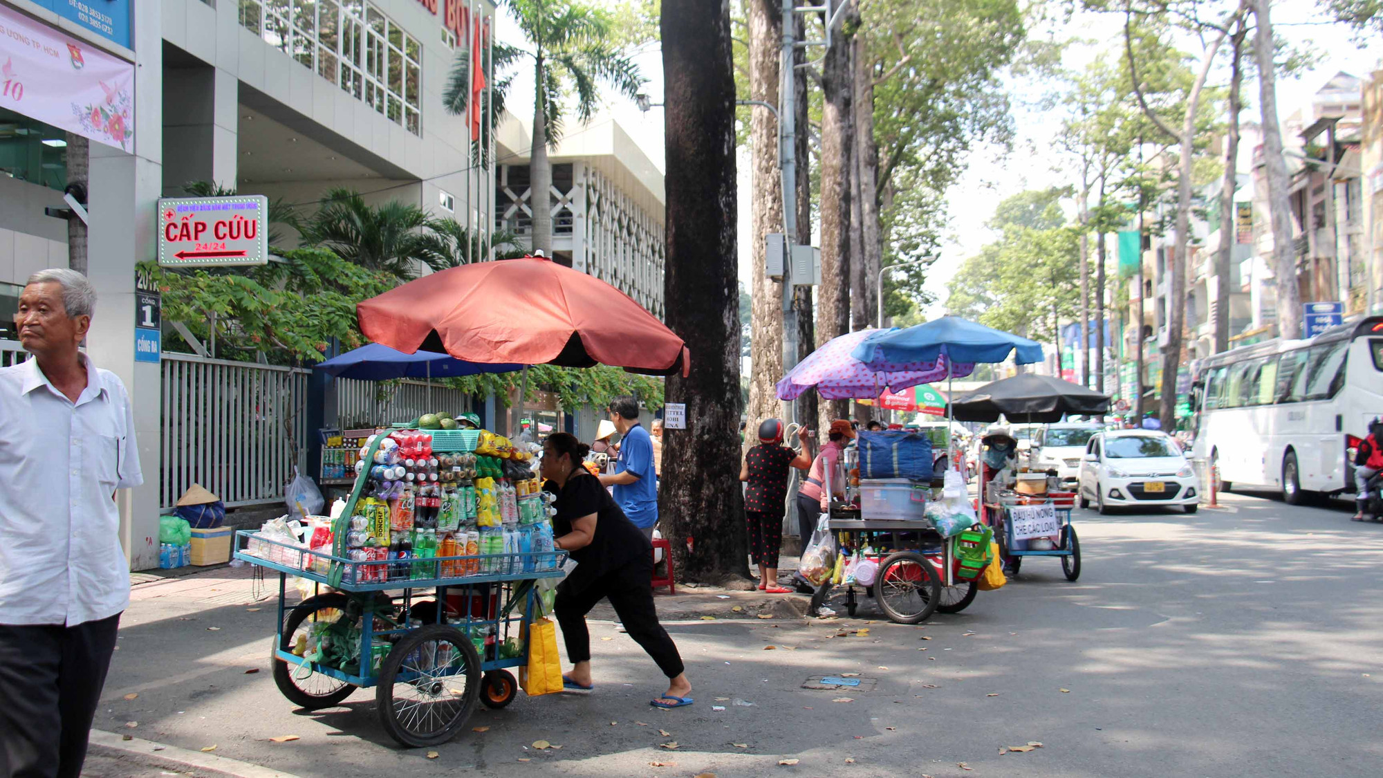 Nhếch nhác trước các cổng bệnh viện tại Thành phố Hồ Chí Minh.
