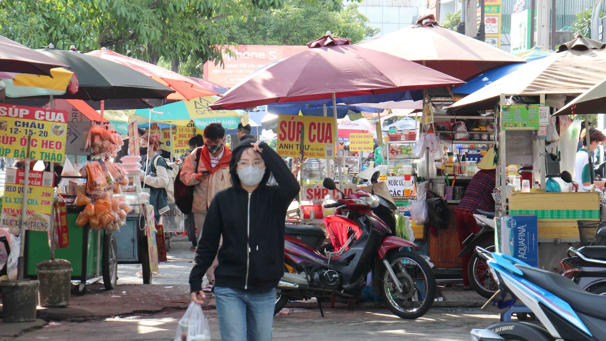 Người đi bộ chỉ còn một lối nhỏ chen giữa những xe bán hàng rong.