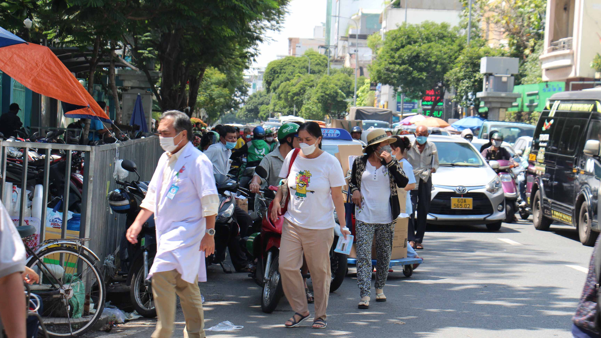 Các cơ quan chức năng cần nhanh chóng chấm dứt tình trạng lấn chiếm lòng đường, vỉa hè làm nơi buôn bán, trả lại môi trường trong lành, sạch sẽ, thông thoáng tại các cổng bệnh viện, tạo điều kiện thuận lợi cho xe cứu thương ra, vào cấp cứu bệnh nhân.