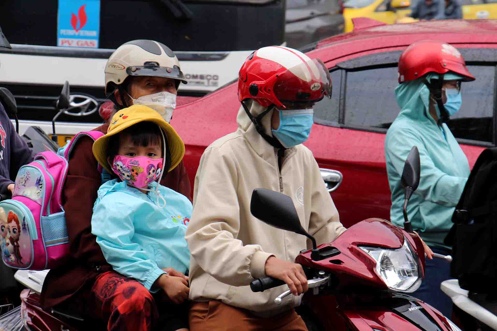 Khu vực vòng xoay trước cao ốc PV Gas Tower giờ cũng trở thành "điểm đen" ùn tắc mới dọc tuyến đường Nguyễn Hữu Thọ.