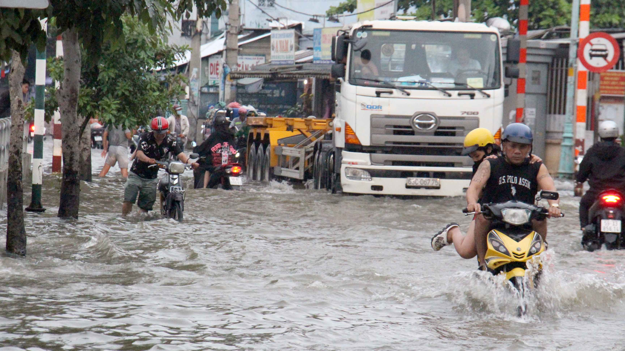 Gần 1km đường Trần Xuân Soạn (phường Tân Thuận Tây, quận 7) bị ngập sâu.