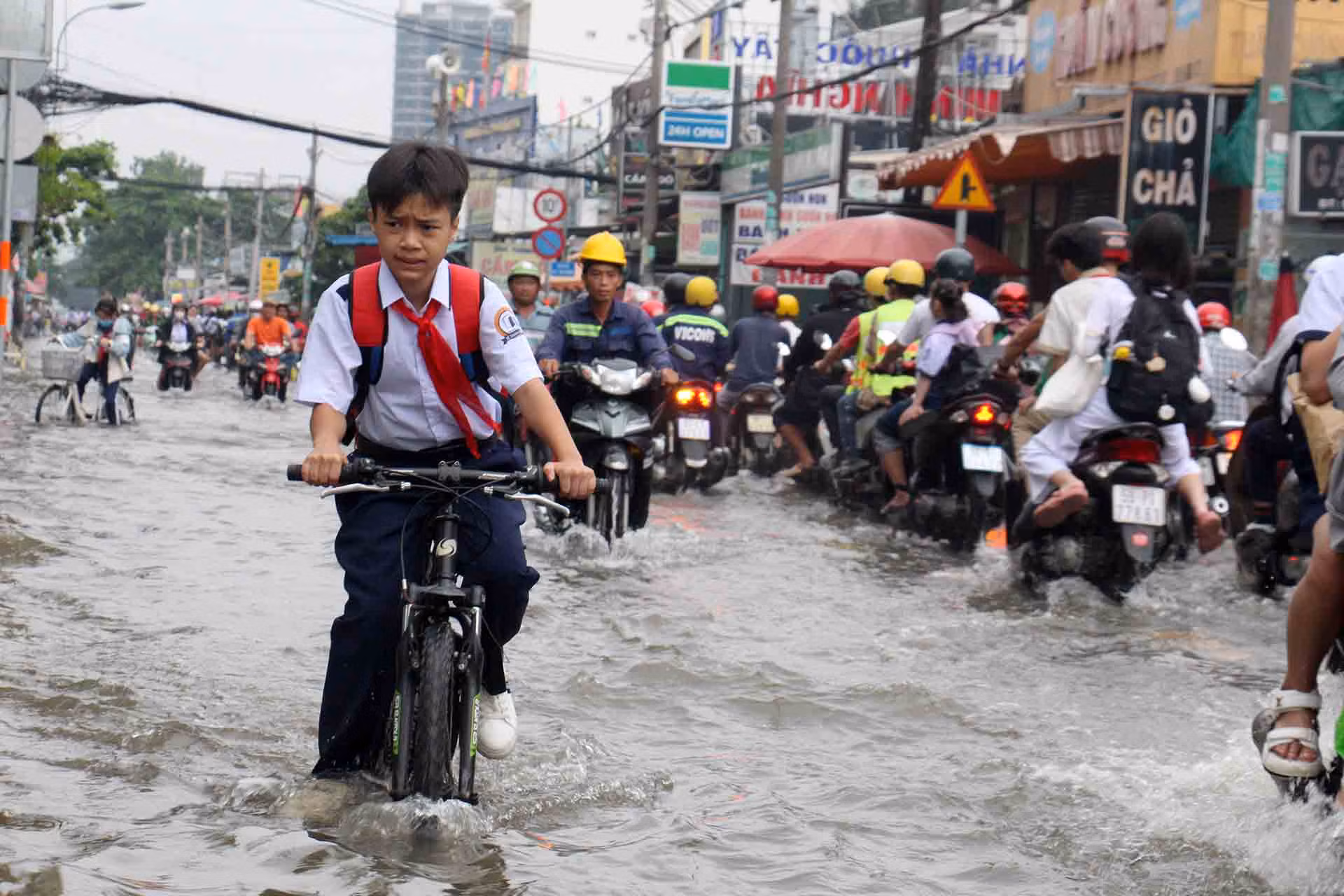 Ghi nhận của phóng viên, lúc 6 giờ 30 phút triều cường bắt đầu dâng cao tại trục đường Lê Văn Lương thuộc xã Phước Kiển huyện nhà Bè khiến việc đi lại của người dân gặp nhiều khó khăn.