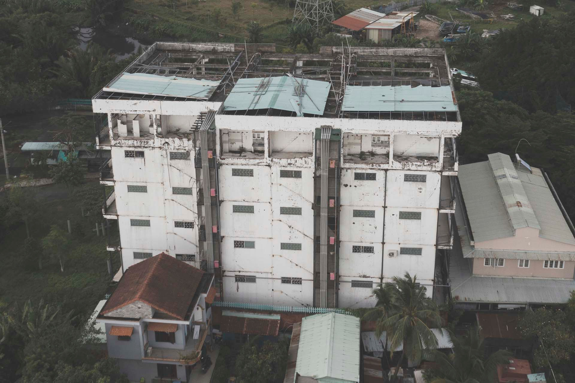 Cách đó khoảng 3km, chung cư trên đường 36 cũng bị chính quyền địa phương xử phạt, cưỡng chế công trình sai phép vào năm 2020. Hiện dự án cơ bản thành hình, các lối vào bị rào chắn, chung cư với quy mô ba tầng hoang phế giữa bãi đất rộng hơn 2.600m2.