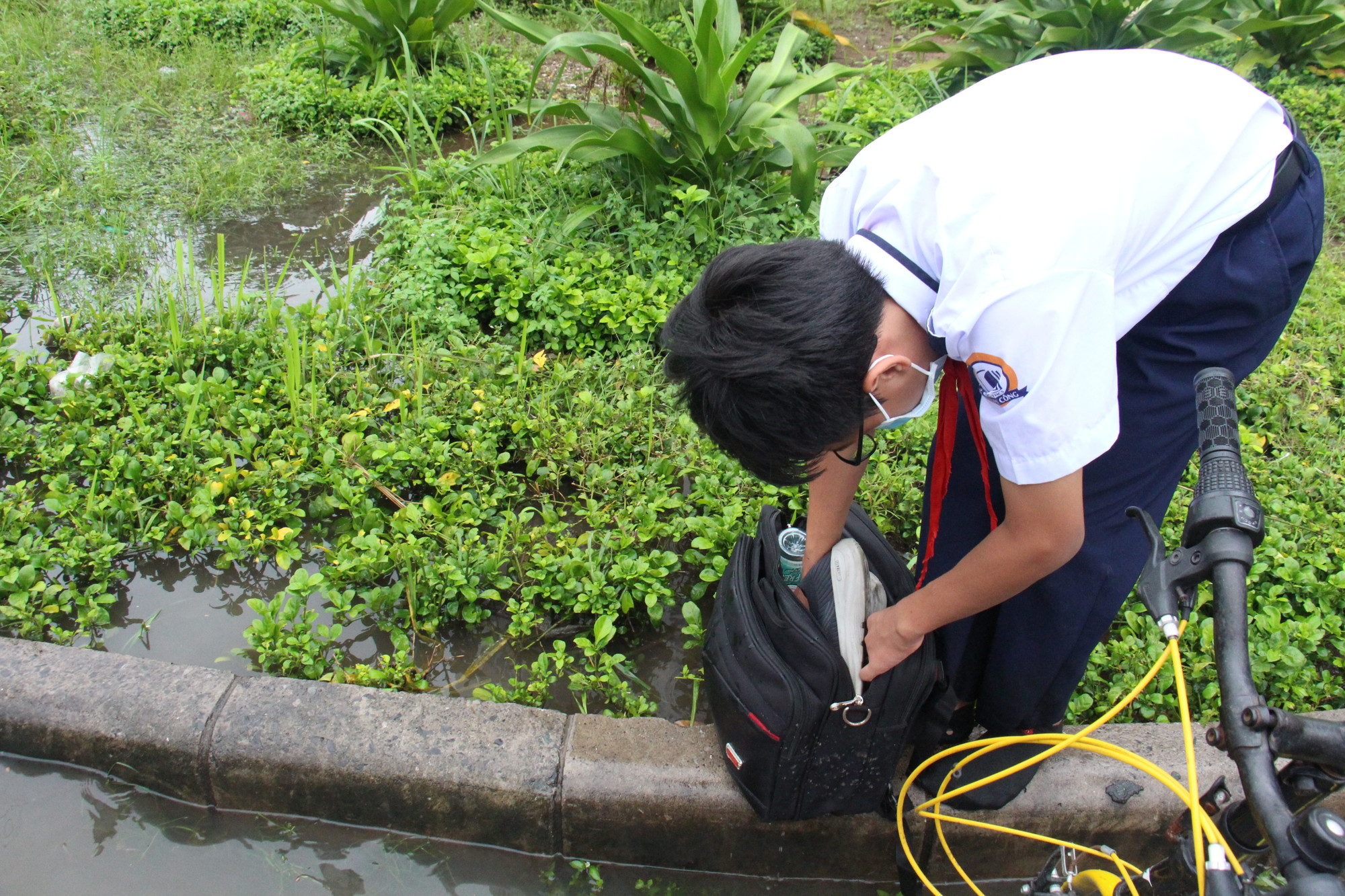 Do xe chết máy khi đi qua đoạn nước ngập sâu, nhiều phụ huynh phải xuống xe dẫn con đến trường còn các em đồ dụng cụ học tập đều bị ướt.