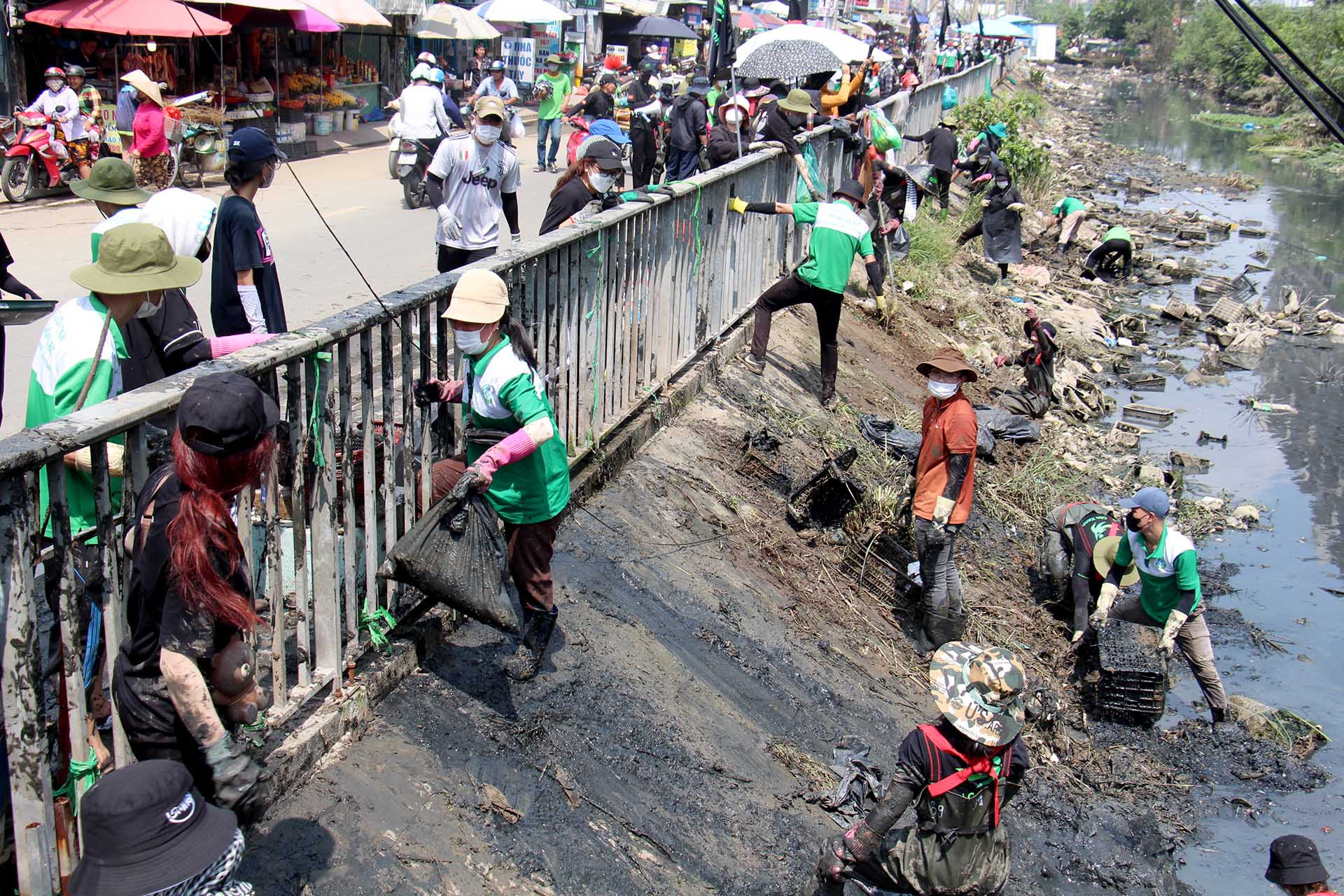 [Ảnh] Hơn 200 bạn trẻ ngâm mình trong dòng nước đen vớt rác làm sạch môi trường ảnh 7