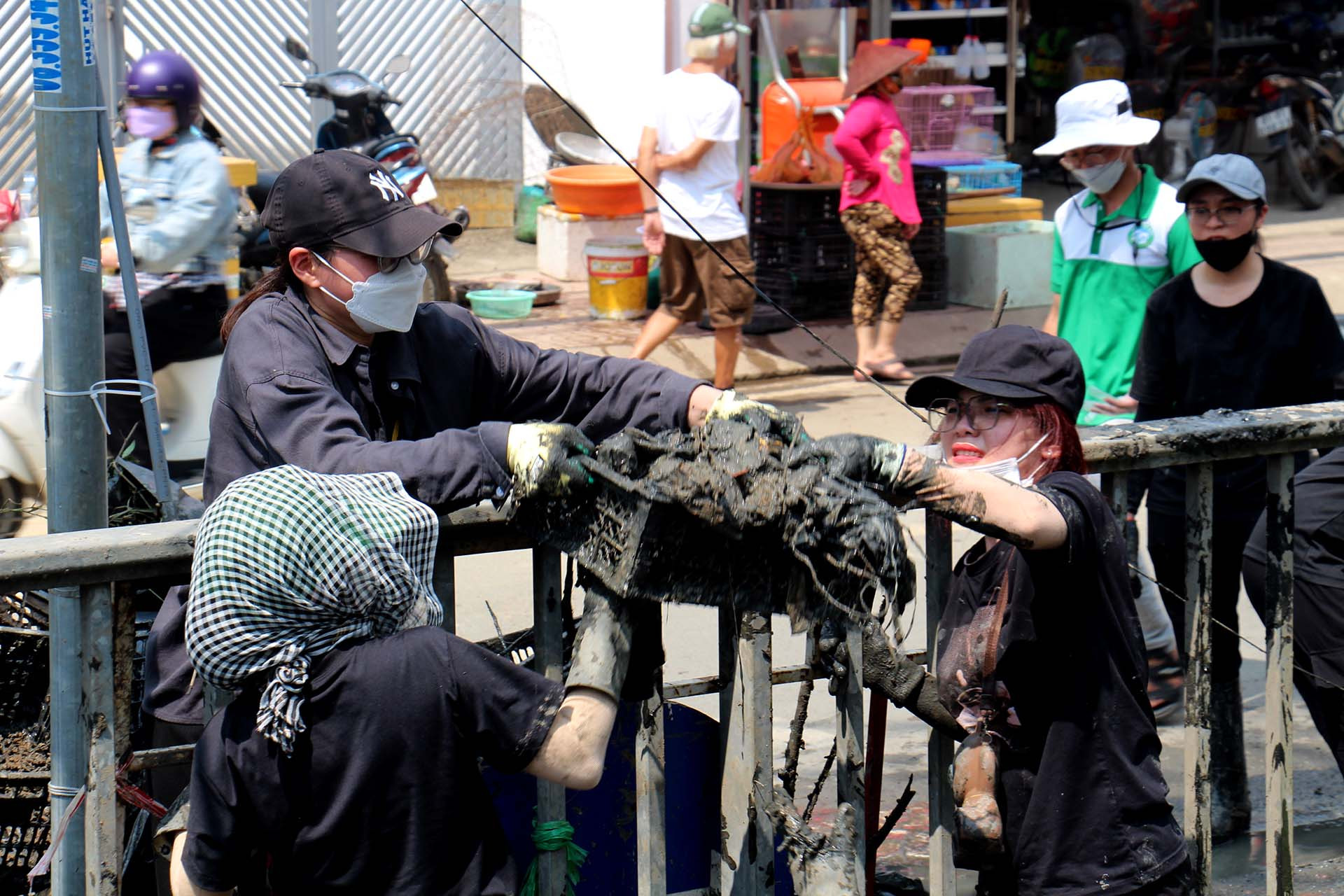 [Ảnh] Hơn 200 bạn trẻ ngâm mình trong dòng nước đen vớt rác làm sạch môi trường ảnh 2