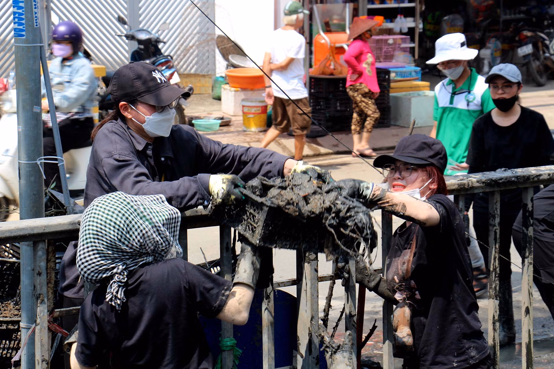 [Ảnh] Hơn 200 bạn trẻ ngâm mình trong dòng nước đen vớt rác làm sạch môi trường ảnh 2