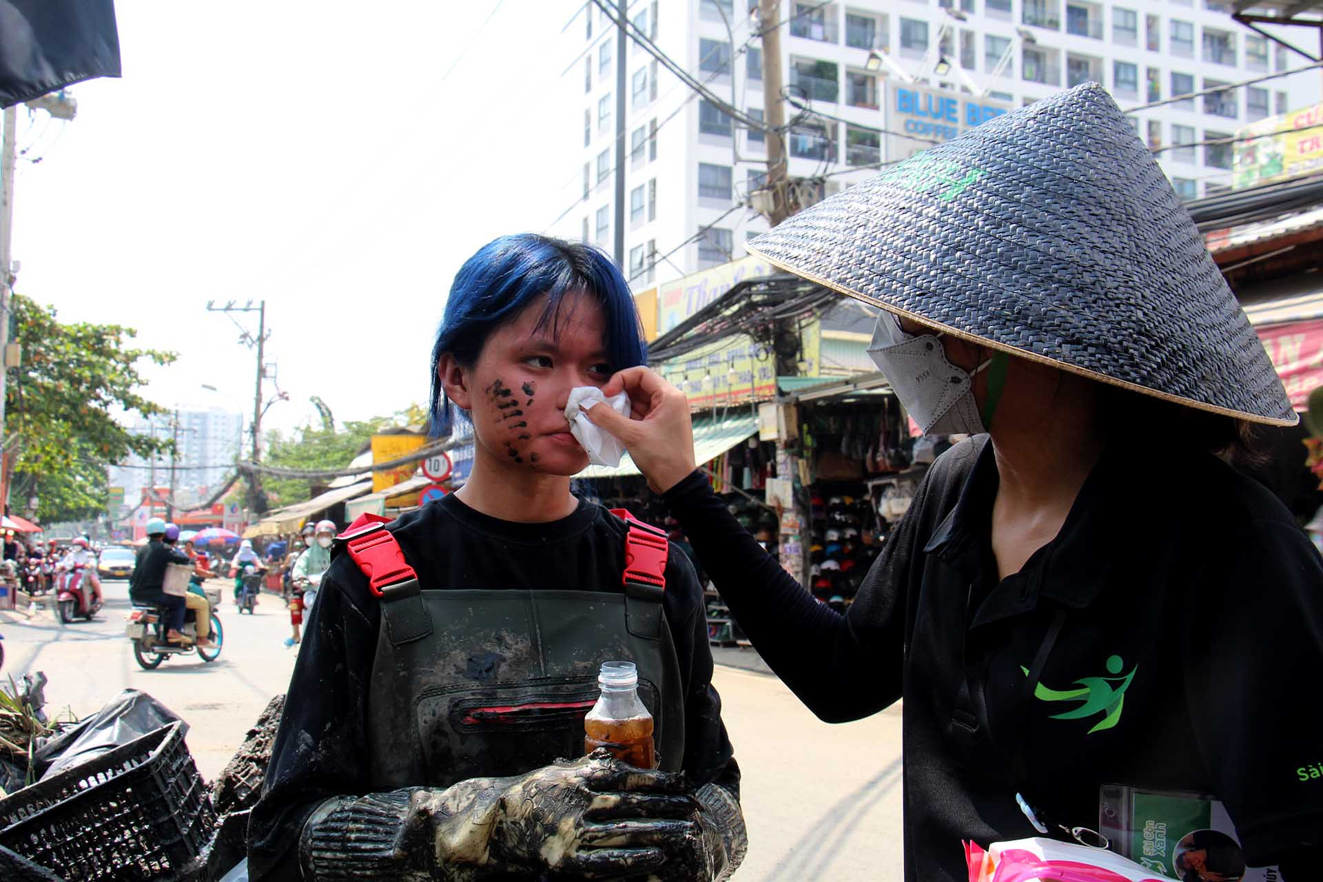 [Ảnh] Hơn 200 bạn trẻ ngâm mình trong dòng nước đen vớt rác làm sạch môi trường ảnh 5