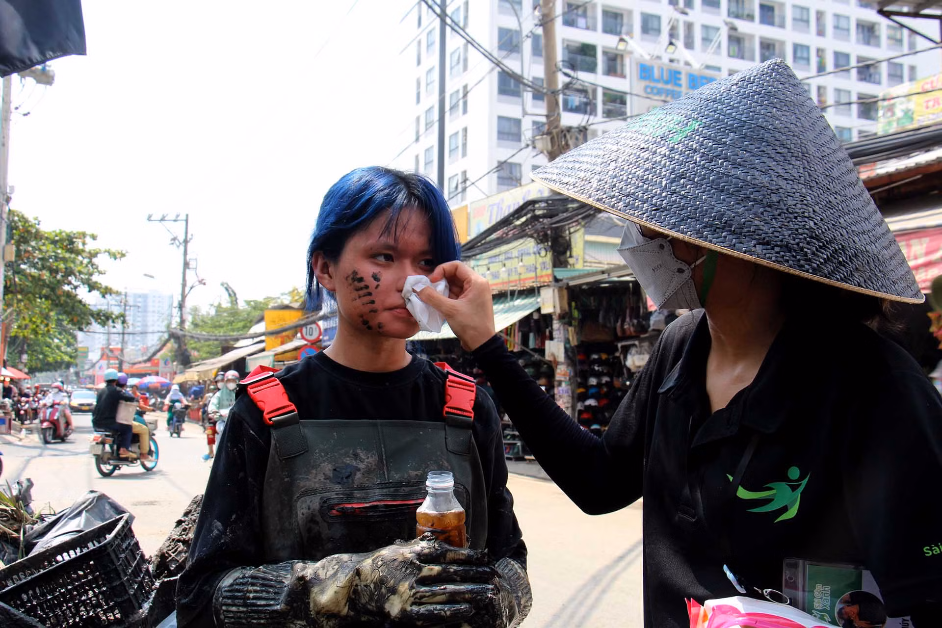 [Ảnh] Hơn 200 bạn trẻ ngâm mình trong dòng nước đen vớt rác làm sạch môi trường ảnh 5