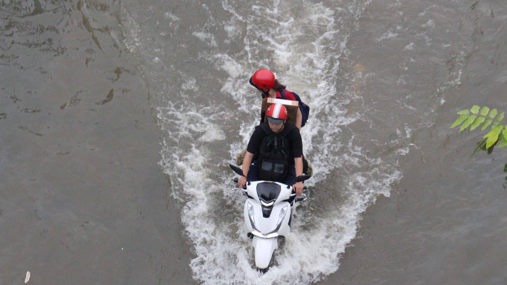 Từ 17 giờ đến 19 giờ, nước hạ lưu sông Sài Gòn dâng cao mức 1,67-1,72m trên báo động 3 là 0,07-0,12m đã gây ngập nhiều nơi ở Thành phố Hồ Chí Minh. Đợt triều cường mức cao này dự kiến kéo dài đến ngày 31/10.