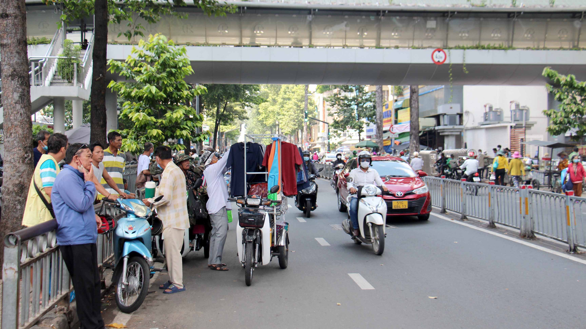 Cổng 1, 2, 3, 4, 6 của Bệnh viện Chợ Rẫy, trên đường Nguyễn Chí Thanh, phường 12, quận 5, hiện có hàng chục hộ kinh doanh, buôn bán trên vỉa hè.
