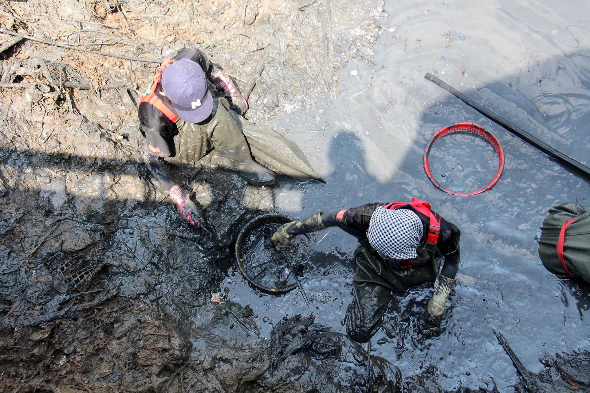 [Ảnh] Hơn 200 bạn trẻ ngâm mình trong dòng nước đen vớt rác làm sạch môi trường ảnh 4