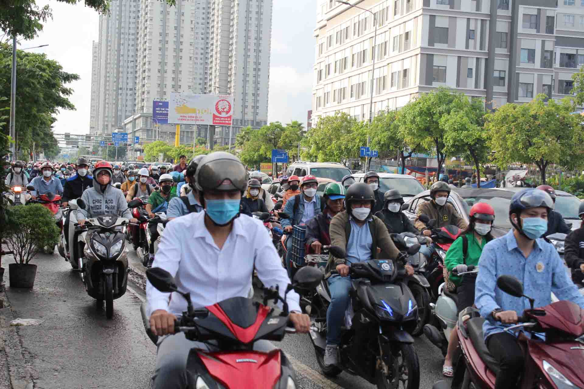 Lộ trình di chuyển từ ngã tư Nguyễn Thị Thập-Nguyễn Hữu Thọ (quận 7) qua hết cầu Kênh Tẻ (nối quận 7 với quận 4) chưa đến 1,4km nhưng người dân mất tới 30 phút đến 1 giờ mới di chuyển vào trung tâm thành phố vì ùn tắc.