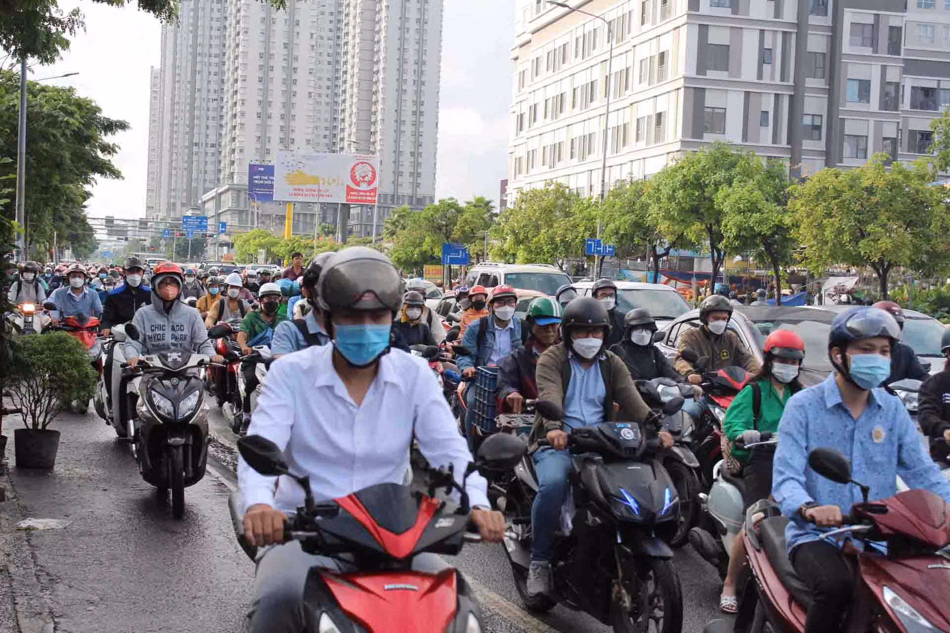 Lộ trình di chuyển từ ngã tư Nguyễn Thị Thập-Nguyễn Hữu Thọ (quận 7) qua hết cầu Kênh Tẻ (nối quận 7 với quận 4) chưa đến 1,4km nhưng người dân mất tới 30 phút đến 1 giờ mới di chuyển vào trung tâm thành phố vì ùn tắc.