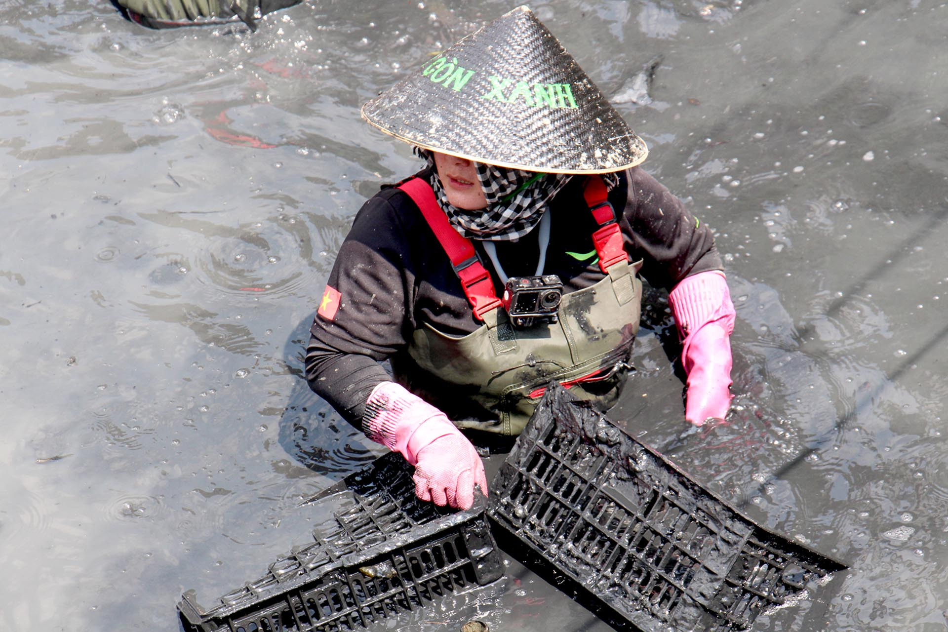 [Ảnh] Hơn 200 bạn trẻ ngâm mình trong dòng nước đen vớt rác làm sạch môi trường ảnh 1