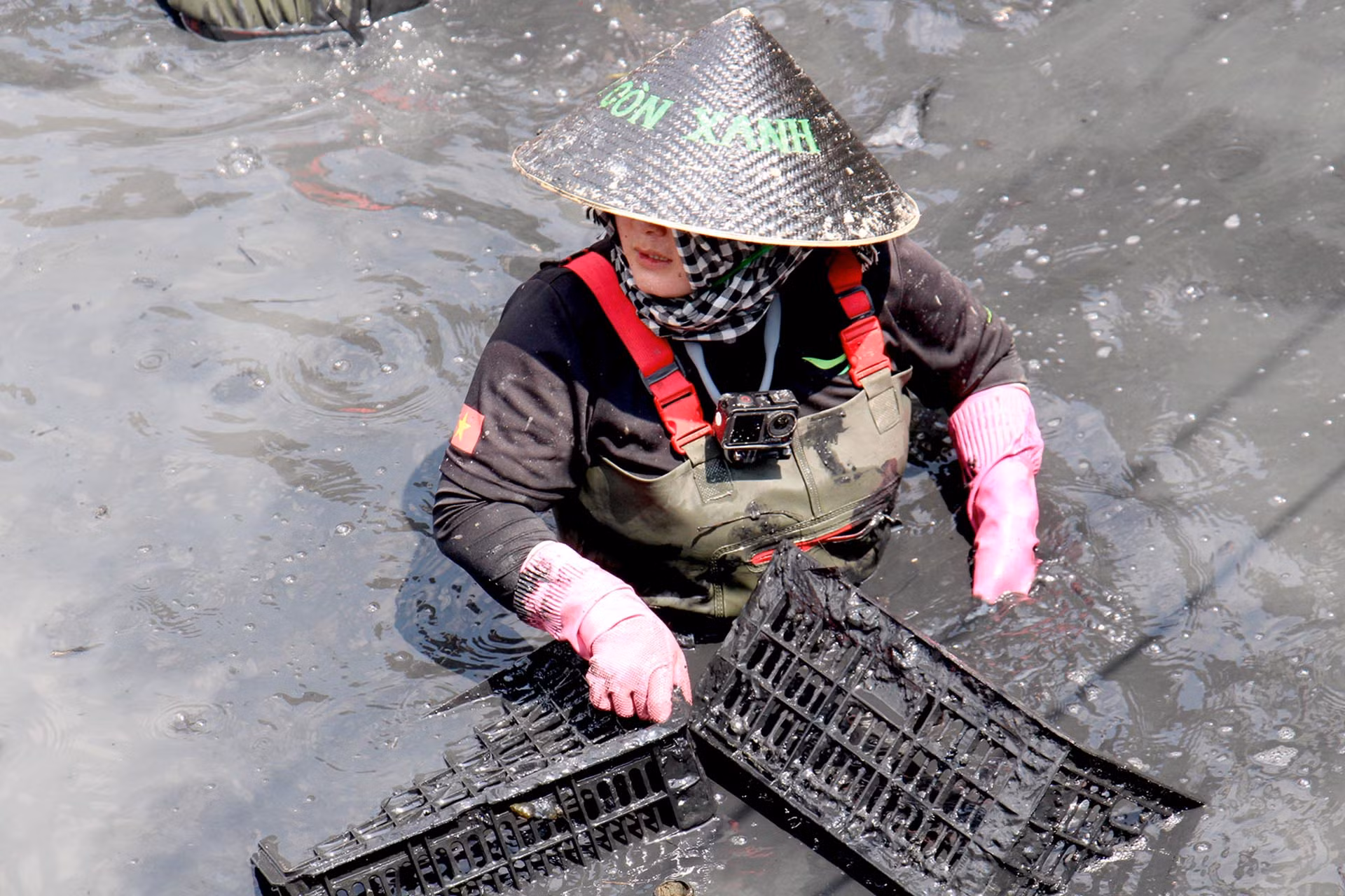 [Ảnh] Hơn 200 bạn trẻ ngâm mình trong dòng nước đen vớt rác làm sạch môi trường ảnh 1