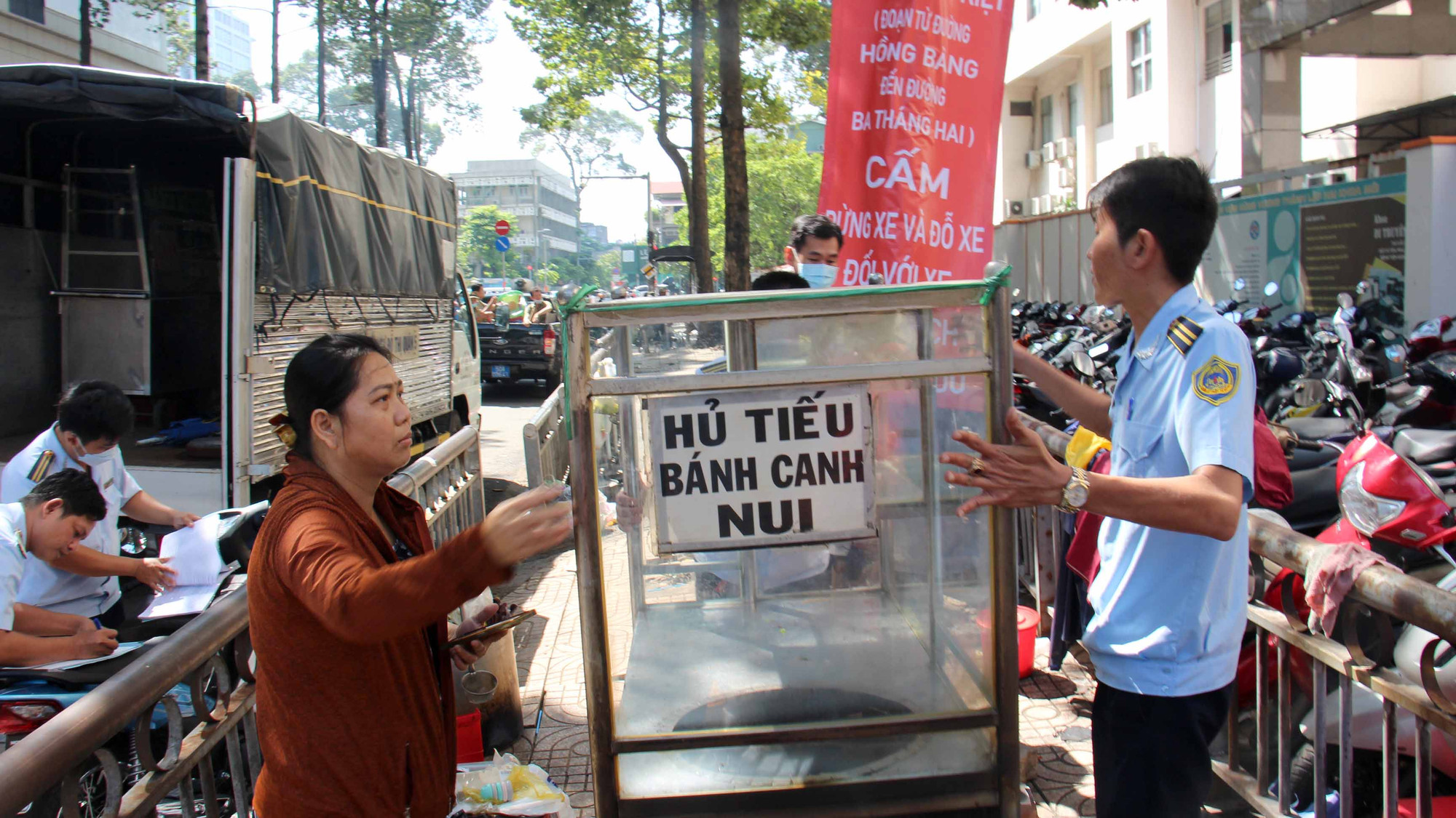 Nhằm giải quyết điểm nóng về vi phạm trật tự lòng, lề đường khu vực trước cổng Bệnh viện Hùng Vương, Bệnh viện Chợ Rẫy và một số tuyến đường liên quận, Đội Quản lý trật tự đô thị quận 5 thường xuyên kiểm tra, xử lý trật tự lòng, lề đường và xử lý các trường hợp vi phạm.