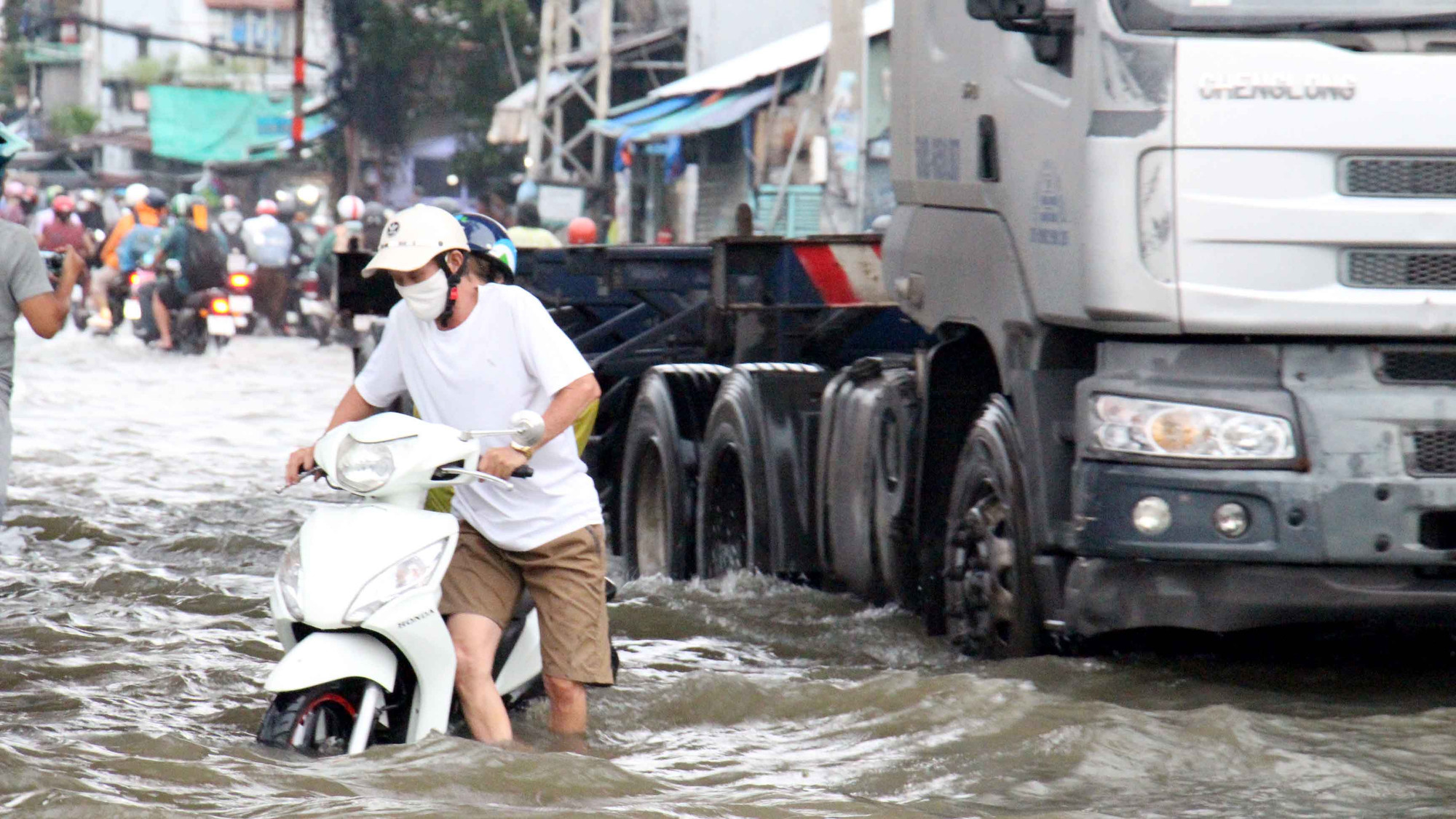 Xe tắt máy, phải dắt bộ là tình cảnh nhiều người dân gặp phải chiều 29/10.