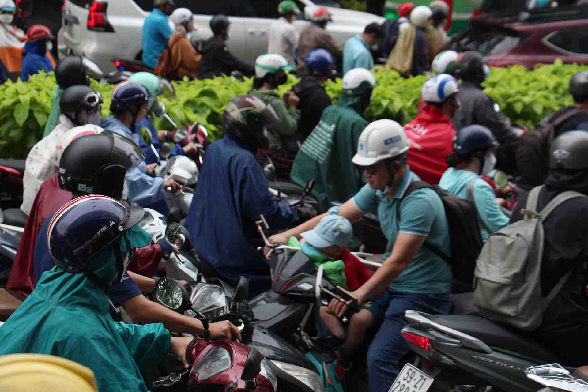 Hàng trăm phương tiện chen lấn nhau tạo ra khung cảnh giao thông hỗn loạn, không phân biệt được làn xe dành cho ô-tô và làn xe dành cho xe máy.
