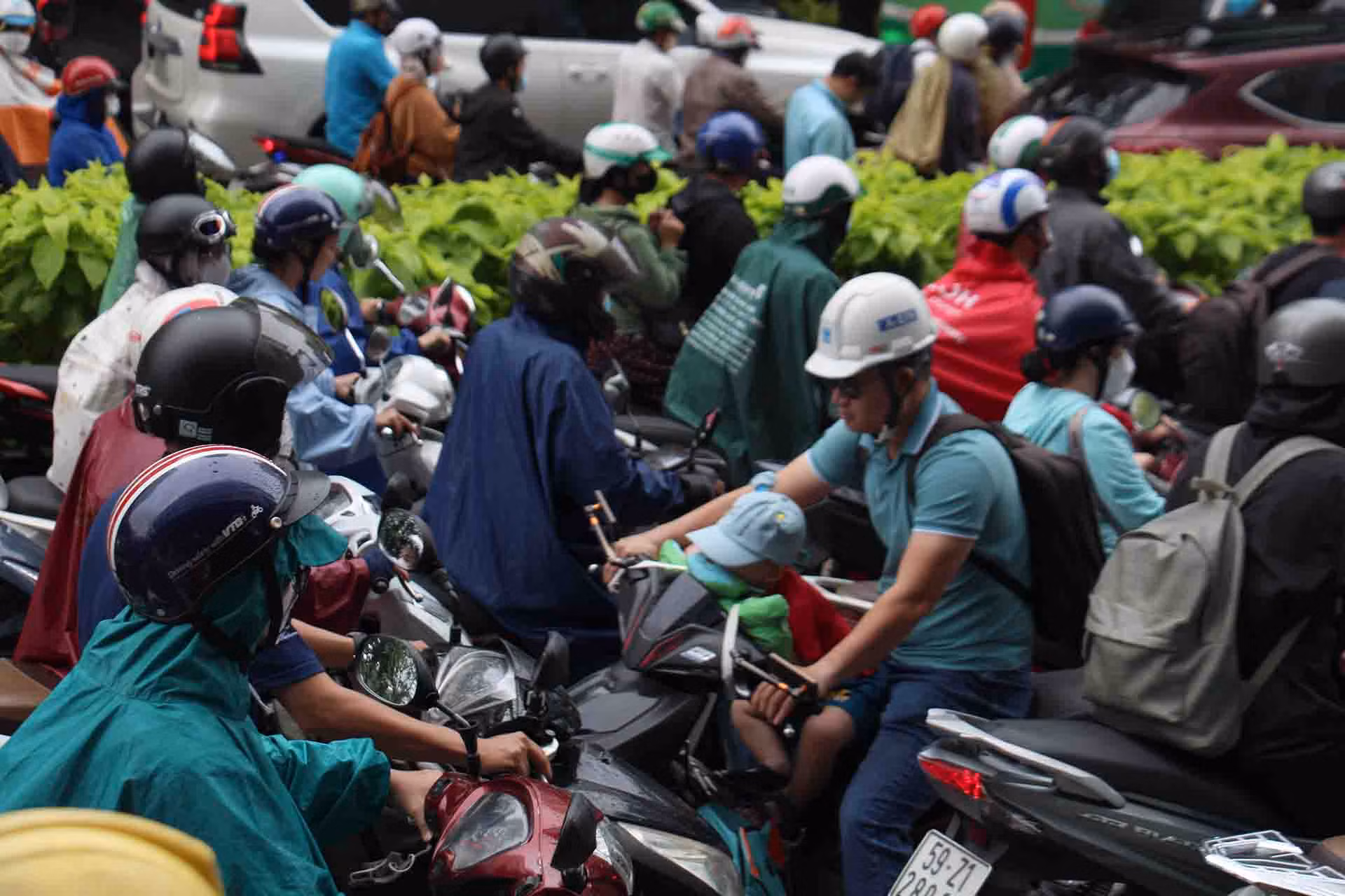 Hàng trăm phương tiện chen lấn nhau tạo ra khung cảnh giao thông hỗn loạn, không phân biệt được làn xe dành cho ô-tô và làn xe dành cho xe máy.