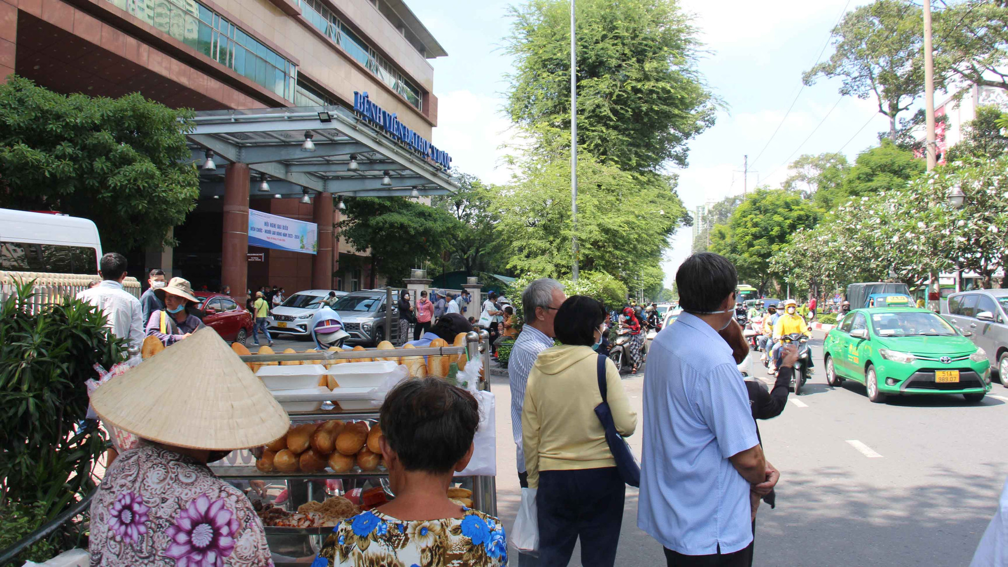 Với hy vọng tìm được một điểm sáng trong bức tranh nhếch nhác nêu trên, chúng tôi có mặt ở Bệnh viện Đại học Y dược, Bệnh viện Phạm Ngọc Thạch, Bệnh viện Bình Dân, Bệnh viện Nhi Đồng 1... nhưng tình trạng cũng tương tự.