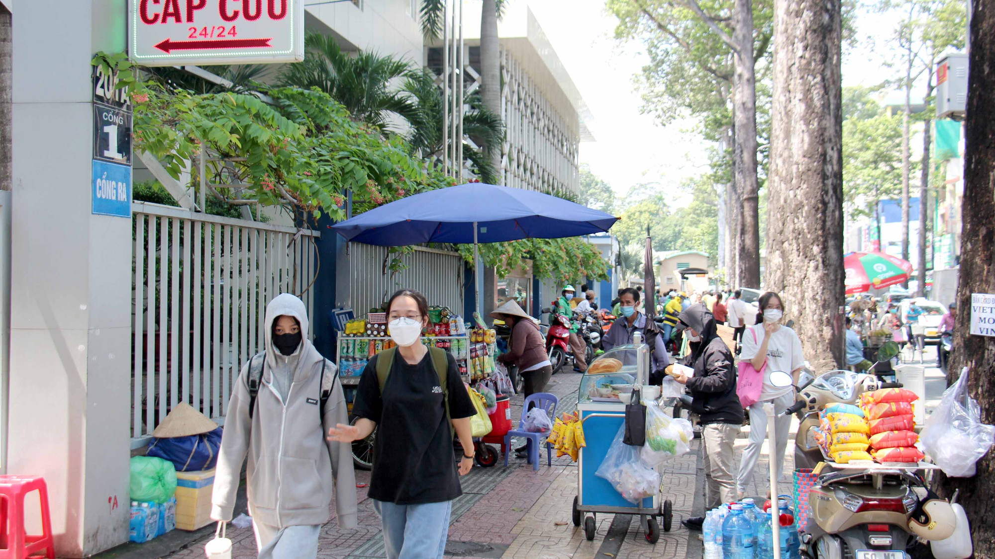 Khi thấy lực lượng chức năng rời đi, một số xe đẩy bán hàng rong tiếp tục di chuyển tới, tụ tập gây mất trật tự.