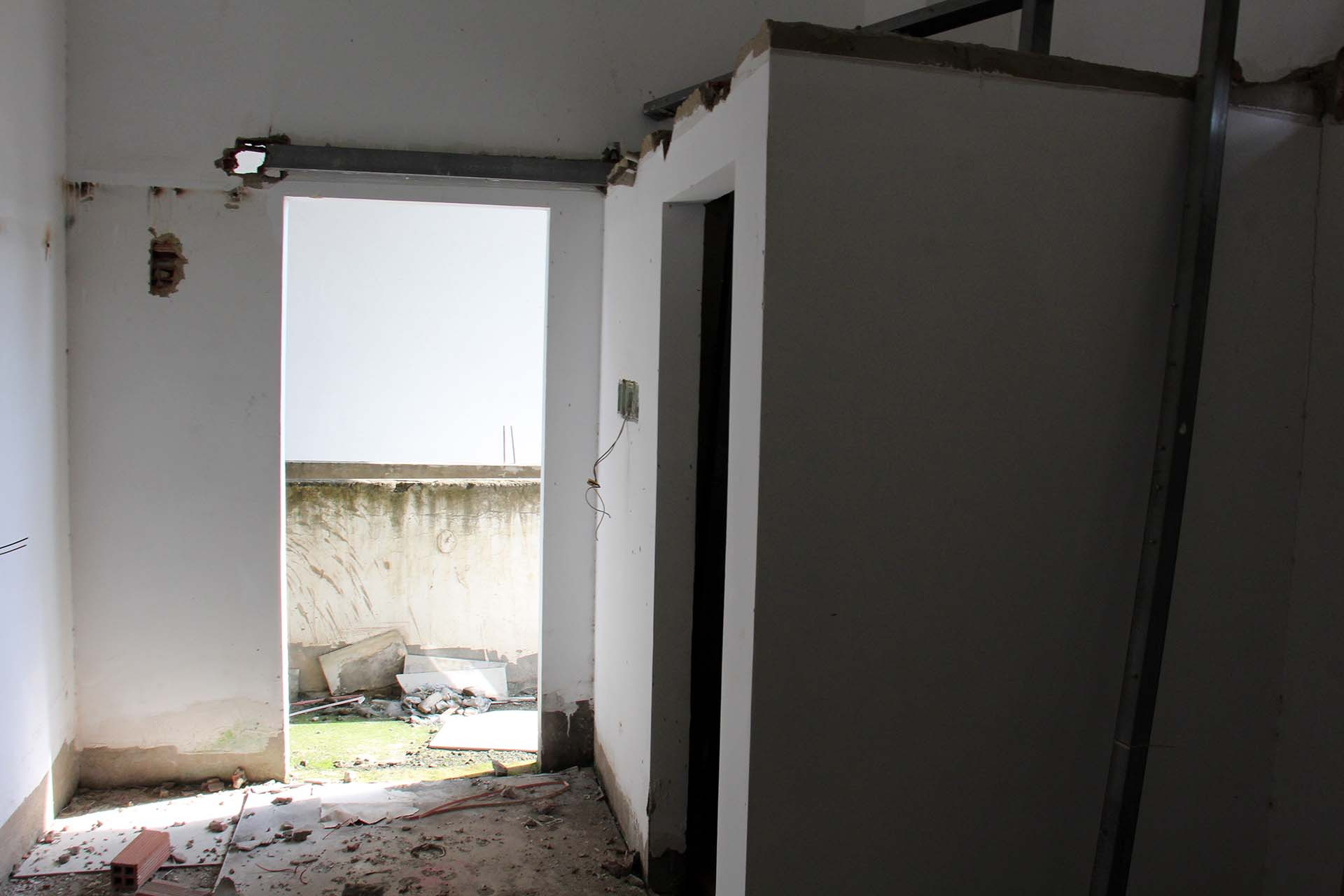 Căn hộ diện tích 24 m2 gồm một phòng ngủ, nhà vệ sinh khép kín, một số căn có gác lửng. Các phòng ở dự án đều chưa hoàn thiện bên trong, không gian tối tăm, ẩm thấp, vật liệu vứt chỏng chơ.