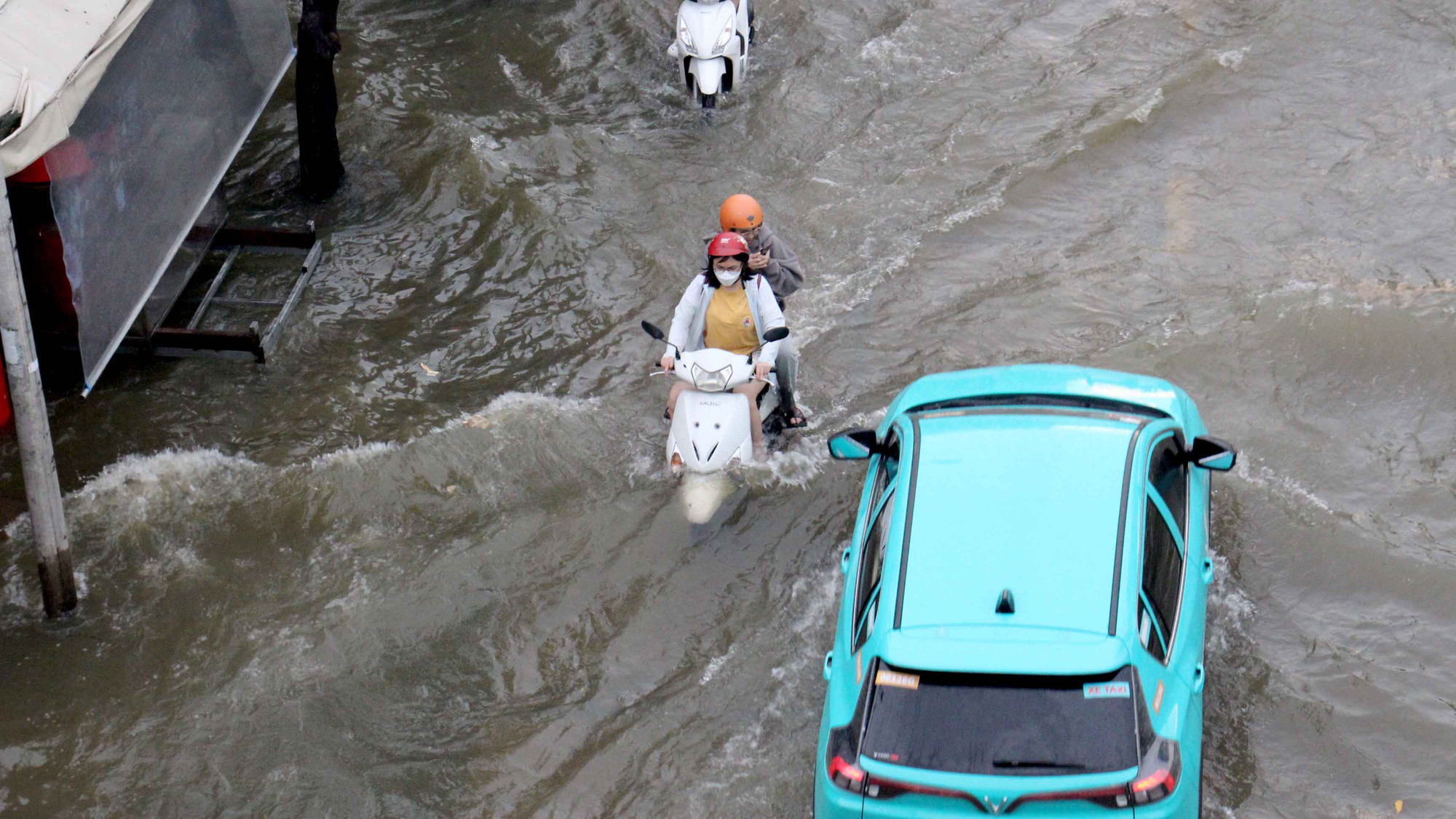 Theo ghi nhận, một số tuyến đường khu vực trũng, thấp, ven sông của Thành phố Hồ Chí Minh như Trần Xuân Soạn, Huỳnh Tấn Phát, Nguyễn Thị Thập, Lê Văn Lương (quận 7), Nguyễn Ngọc Cung (quận 8), quốc lộ 50 (huyện Bình Chánh) bị ngập, giao thông qua khu vực gặp nhiều khó khăn.