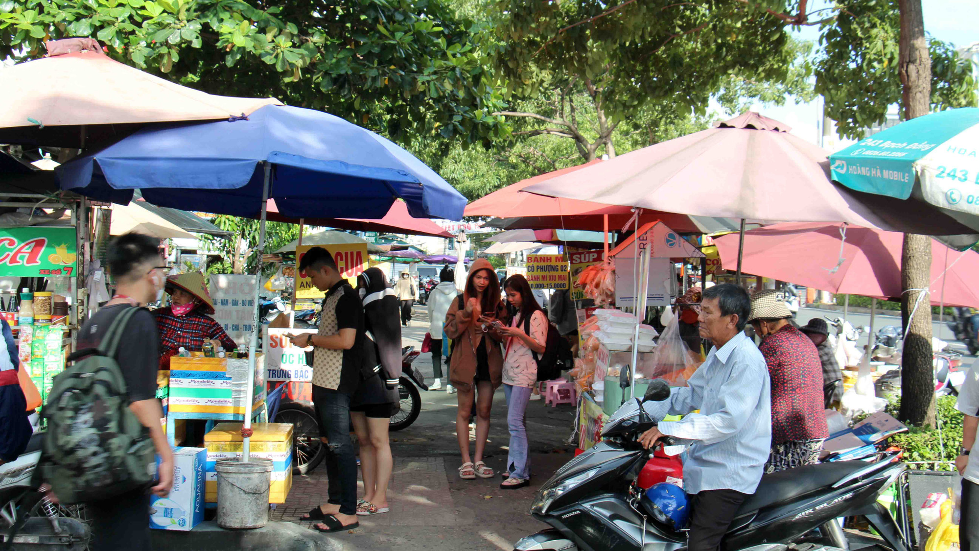 Vỉa hè đường Điện Biên Phủ, phía trước Trường Đại học Hutech, nhiều người bán hàng rong lấn chiếm lề đường dành cho người đi bộ trong nhiều năm qua.