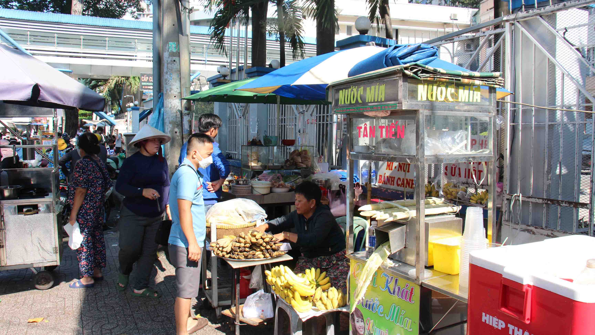 Sáng 24/10, phóng viên Báo Nhân Dân có mặt tại Bệnh viện Từ Dũ trên đường Nguyễn Thị Minh Khai và cổng 5, đường Cống Quỳnh, phường Phạm Ngũ Lão, quận 1 đã ghi nhận các quán bún, mì, phở, bánh mì, trái cây, nước giải khát, cơm bình dân... thản nhiên để vật dụng, bàn ghế tràn ra vỉa hè.