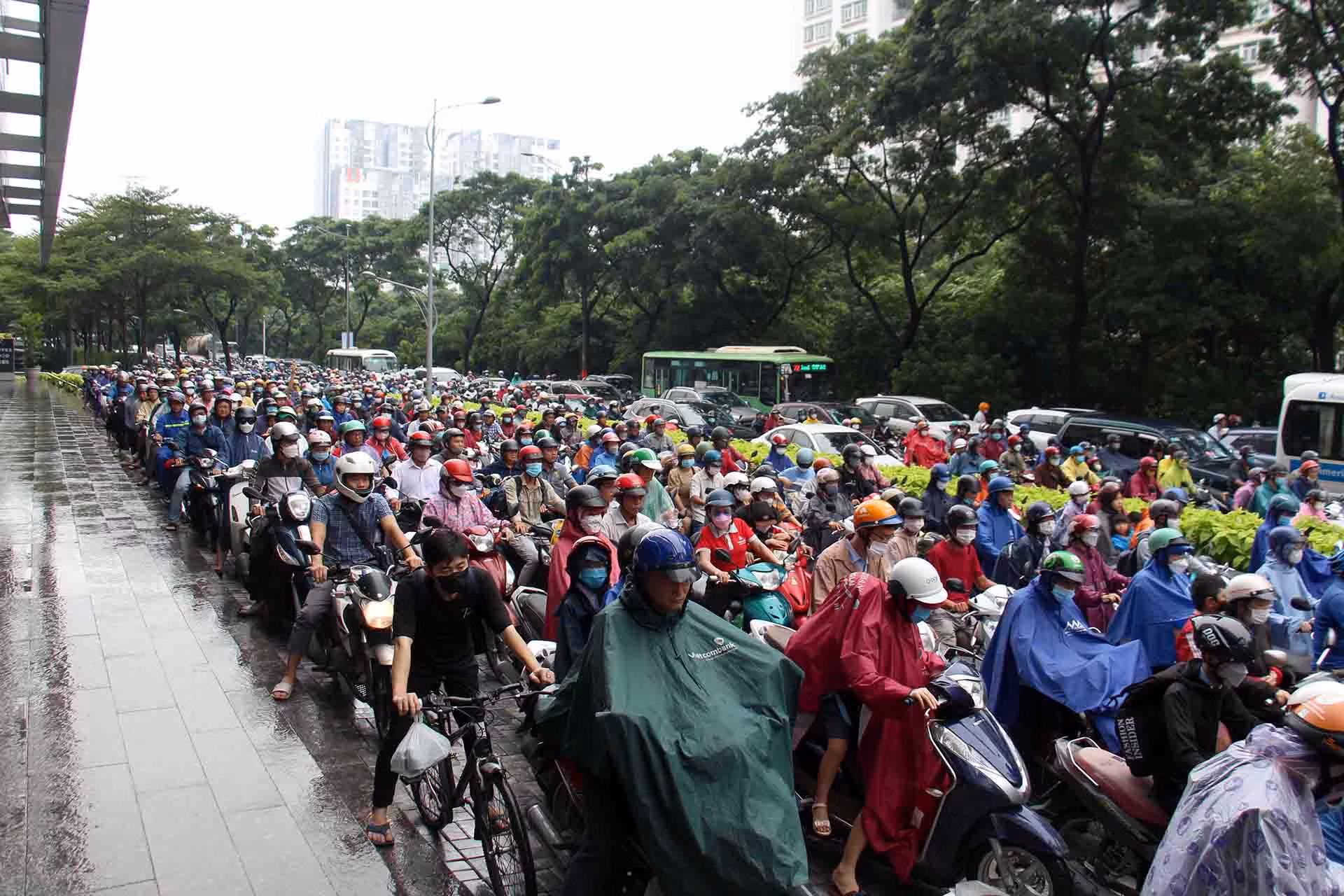 Vào giờ cao điểm sáng, xe ô tô, xe máy từ hướng huyện Nhà Bè, quận 7 đổ dồn về trung tâm thành phố gây tắc nghẽn trên tuyến đường Nguyễn Hữu Thọ.