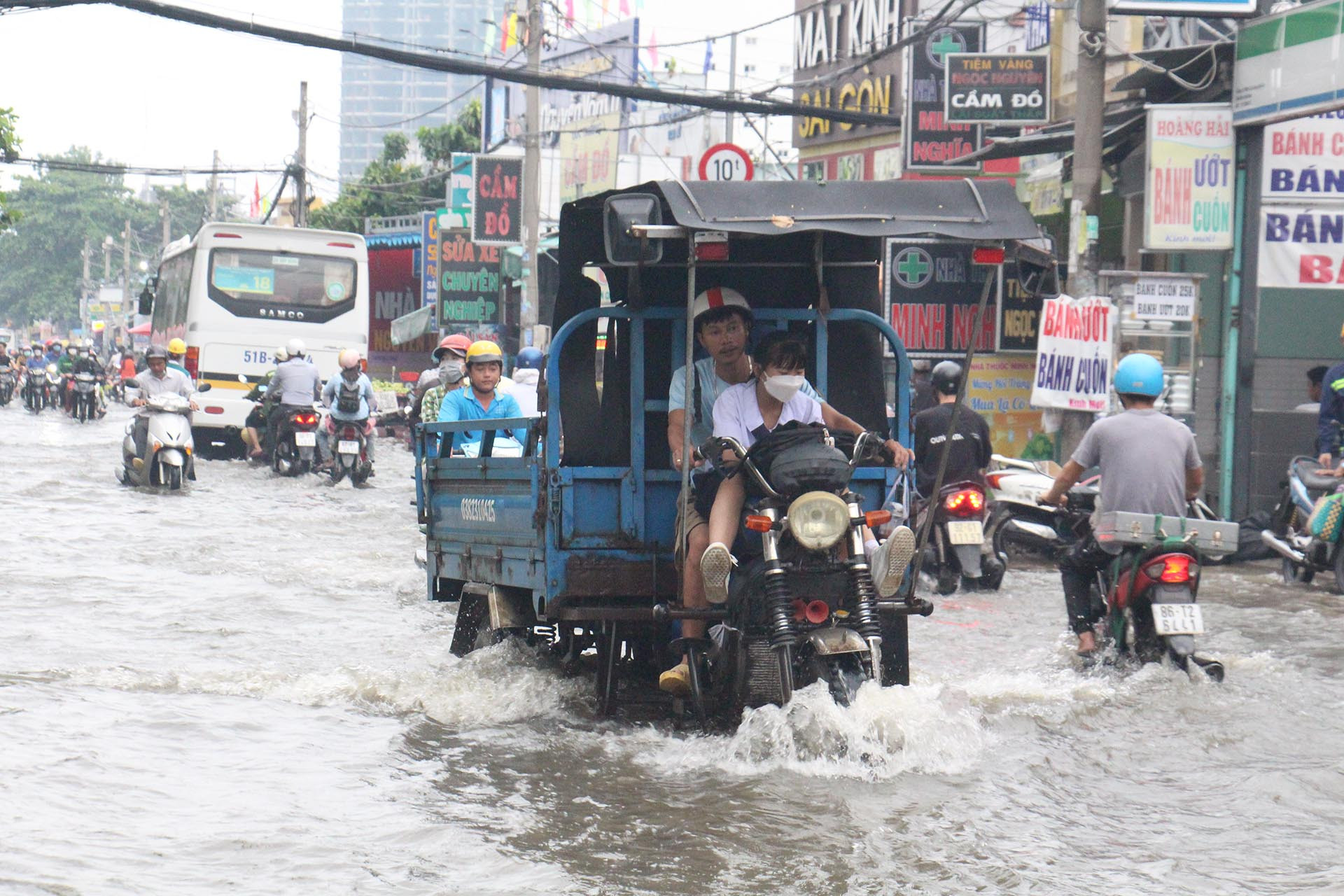 Chị Nguyễn Thu An (45 tuổi, ngụ Nhà Bè) nói: "Mỗi lần mưa to hay triều cường là khu vực này ngập sâu, lúc đỉnh điểm ngập đến cả mét. Mỗi lần có triều cường là xe tôi chết máy, phải sửa chữa tốn tiền, tôi hy vọng cơ quan chức năng nhanh chóng khắc phục tình trạng này để người dân bớt khổ".