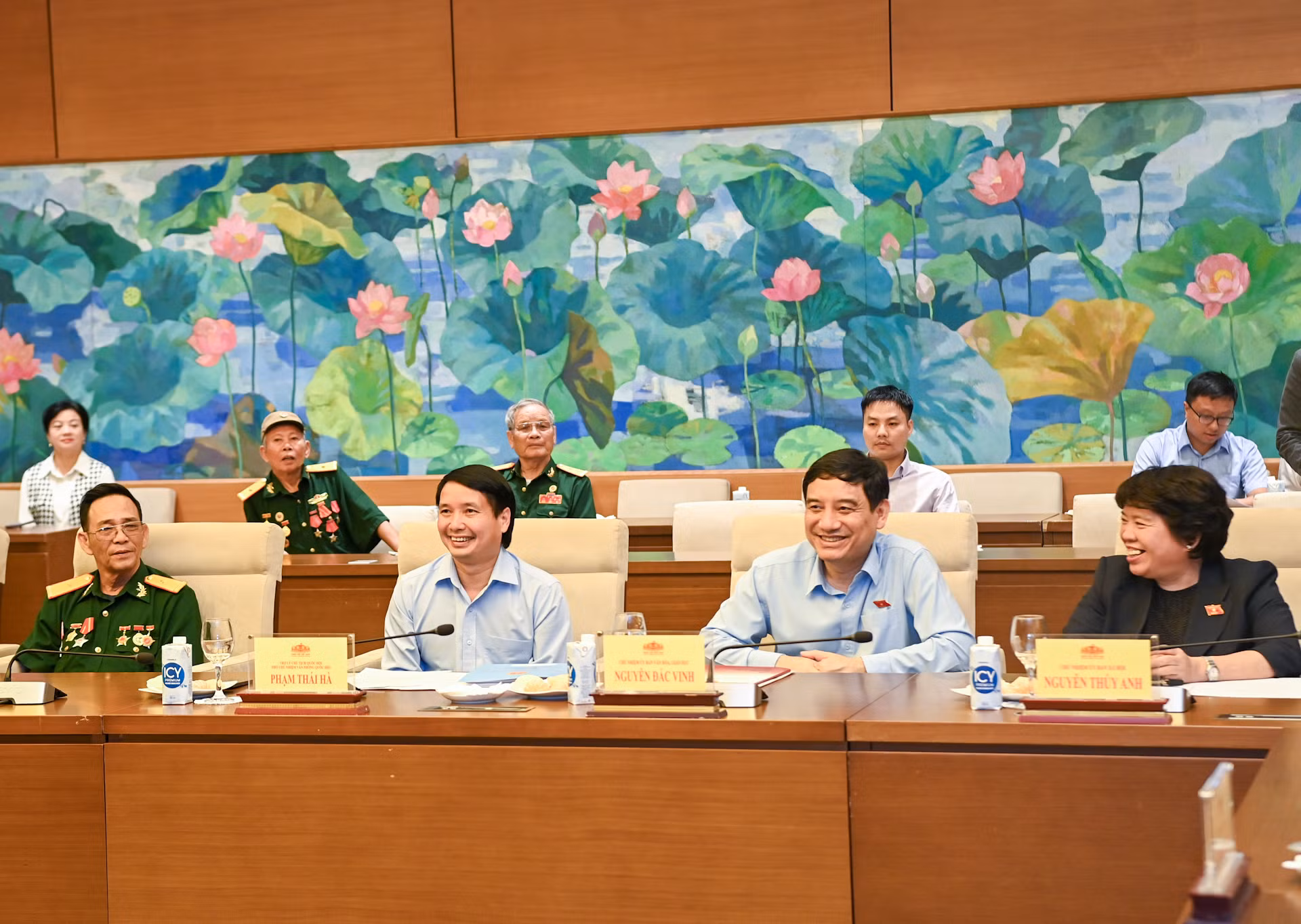Lãnh đạo các Ủy ban của Quốc hội, Văn phòng Quốc hội và các đại biểu dự buổi gặp mặt.