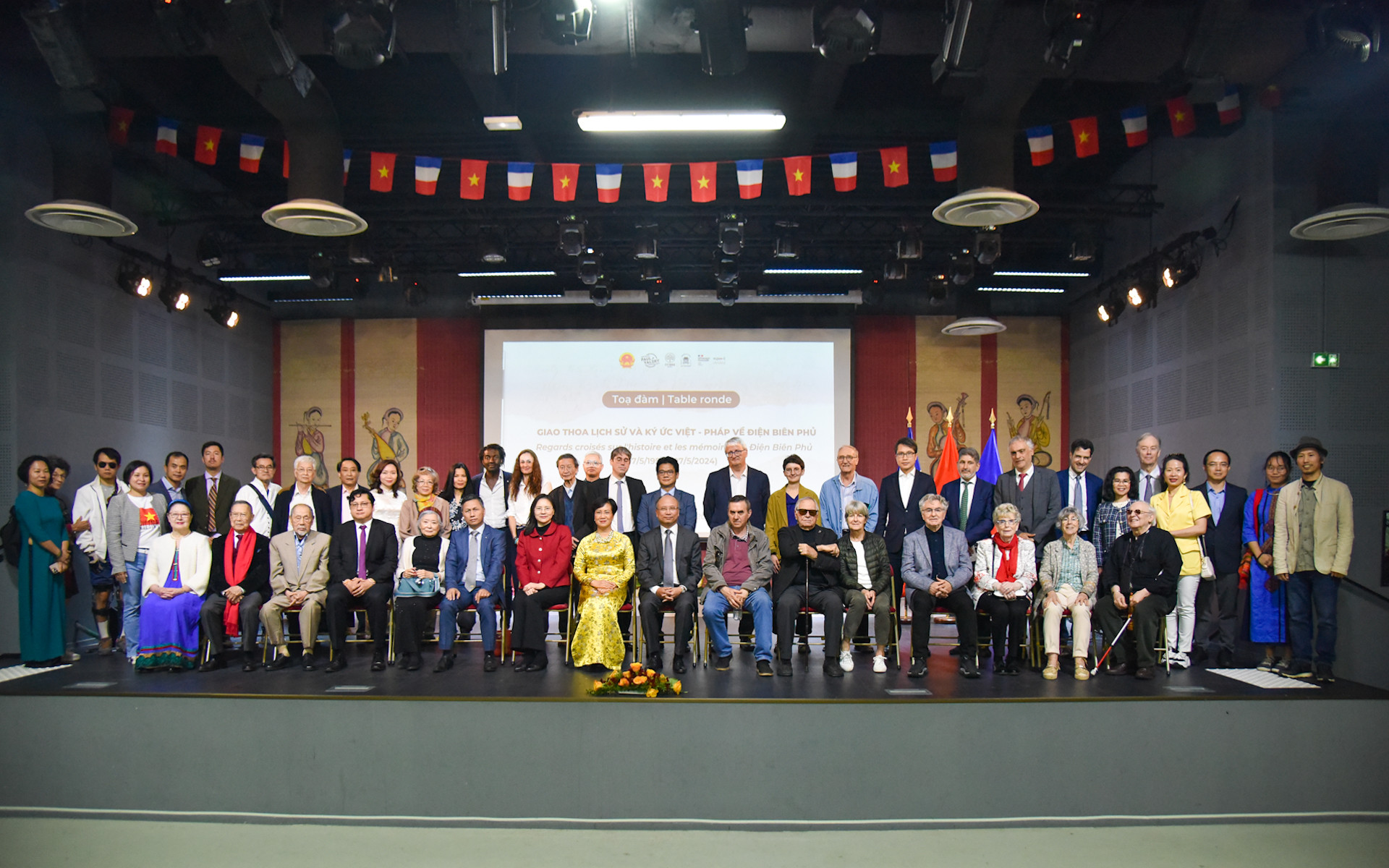 Tọa đàm “Giao thoa lịch sử và ký ức Việt-Pháp về Điện Biên Phủ” thu hút sự quan tâm của đông đảo giới chuyên gia nghiên cứu lịch sử, chính trị Pháp, bạn bè yêu mến Việt Nam và cộng đồng kiều bào tại Pháp. (Ảnh: MINH DUY) Tọa đàm “Giao thoa lịch sử và ký ức Việt-Pháp về Điện Biên Phủ” thu hút sự quan tâm của đông đảo giới chuyên gia nghiên cứu lịch sử, chính trị Pháp, bạn bè yêu mến Việt Nam và cộng đồng kiều bào tại Pháp. (Ảnh: MINH DUY)