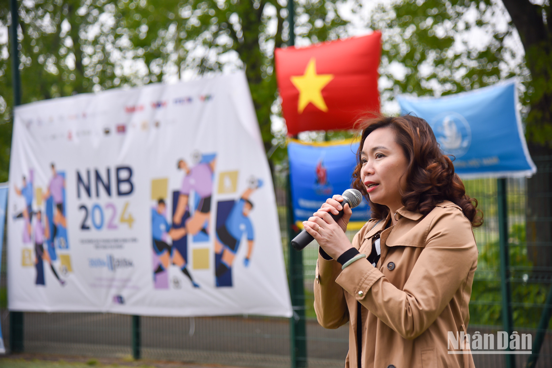 Tham tán công sứ Đại sứ quán Việt Nam tại Pháp Phạm Thị Kim Yến chúc các đội chơi cống hiến một mùa giải bóng đá sôi động và văn minh. (Ảnh: MINH DUY)