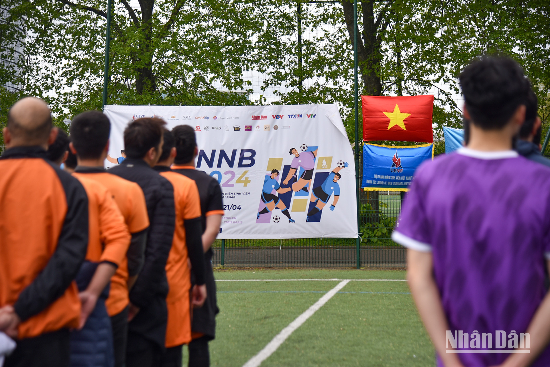 Các đội bóng làm lễ chào cờ khai mạc mùa giải NNB 2024. (Ảnh: MINH DUY)