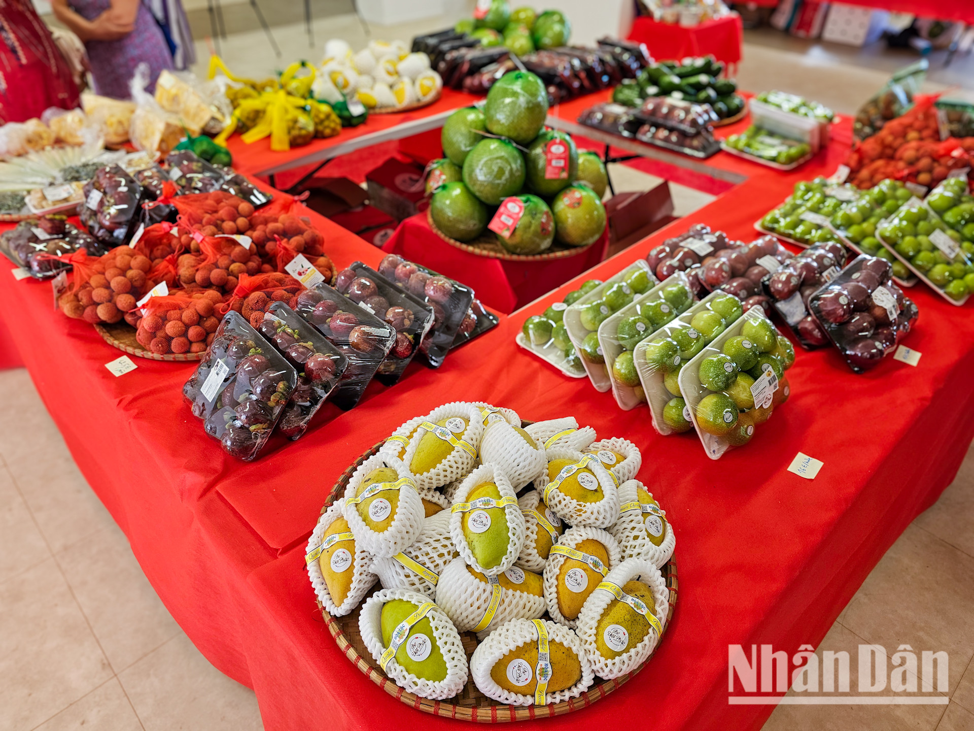 Nông sản được người tiêu dùng Pháp ưa chuộng có thể dễ dàng tìm thấy tại sự kiện lần này. (Ảnh: MINH DUY)
