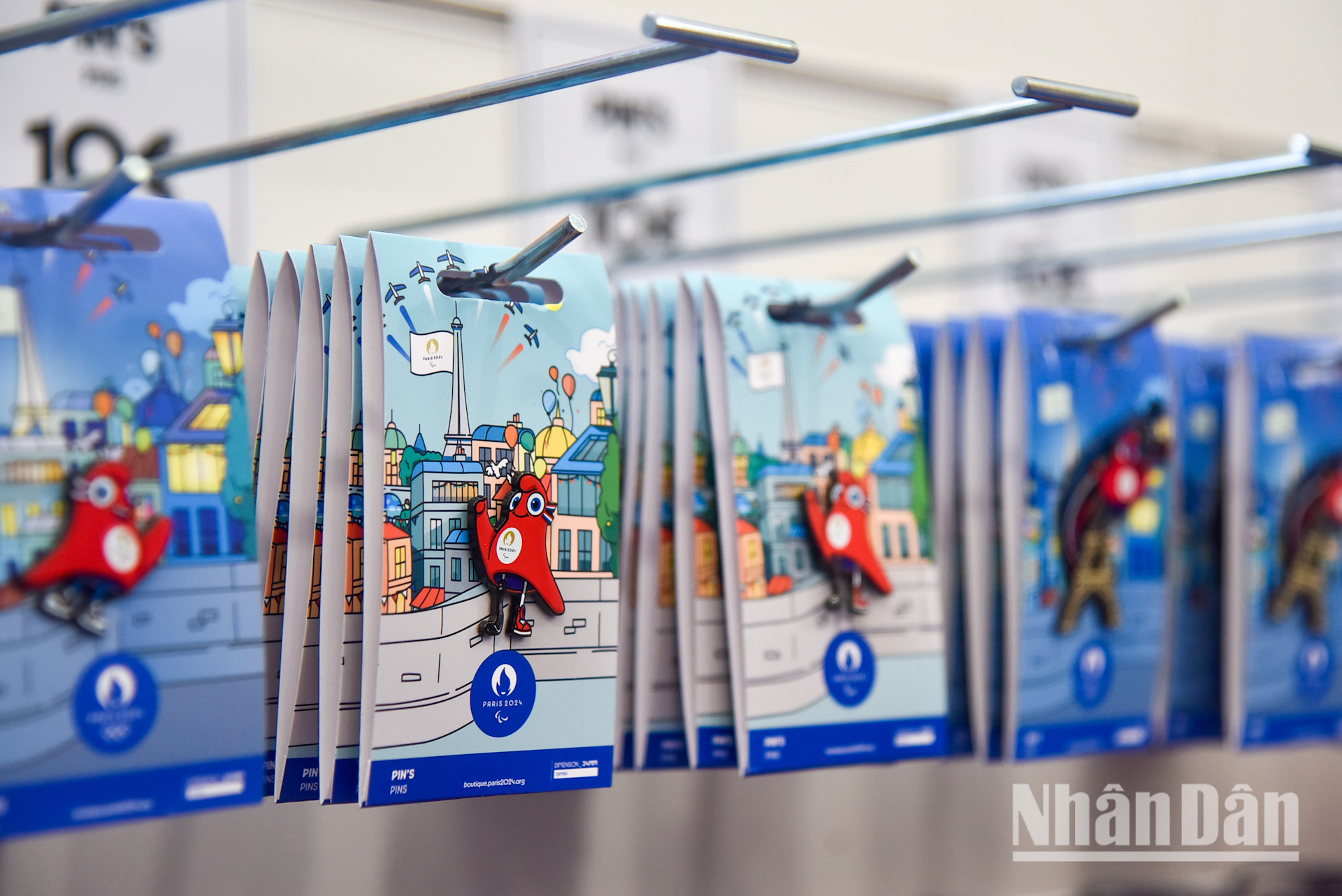 Ông Edouard Bardon, Giám đốc Đơn vị cấp phép bán đồ lưu niệm Olympics 2024 cho biết, trong thời gian diễn ra Olympics (từ 26/7 đến 11/8) và Paralympics (từ 28/8 đến 8/9), có tới 150 điểm bán hàng sẽ được tổ chức ở 40 địa điểm thi đấu cùng với 20 điểm bán hàng nữa ở các nơi khác.