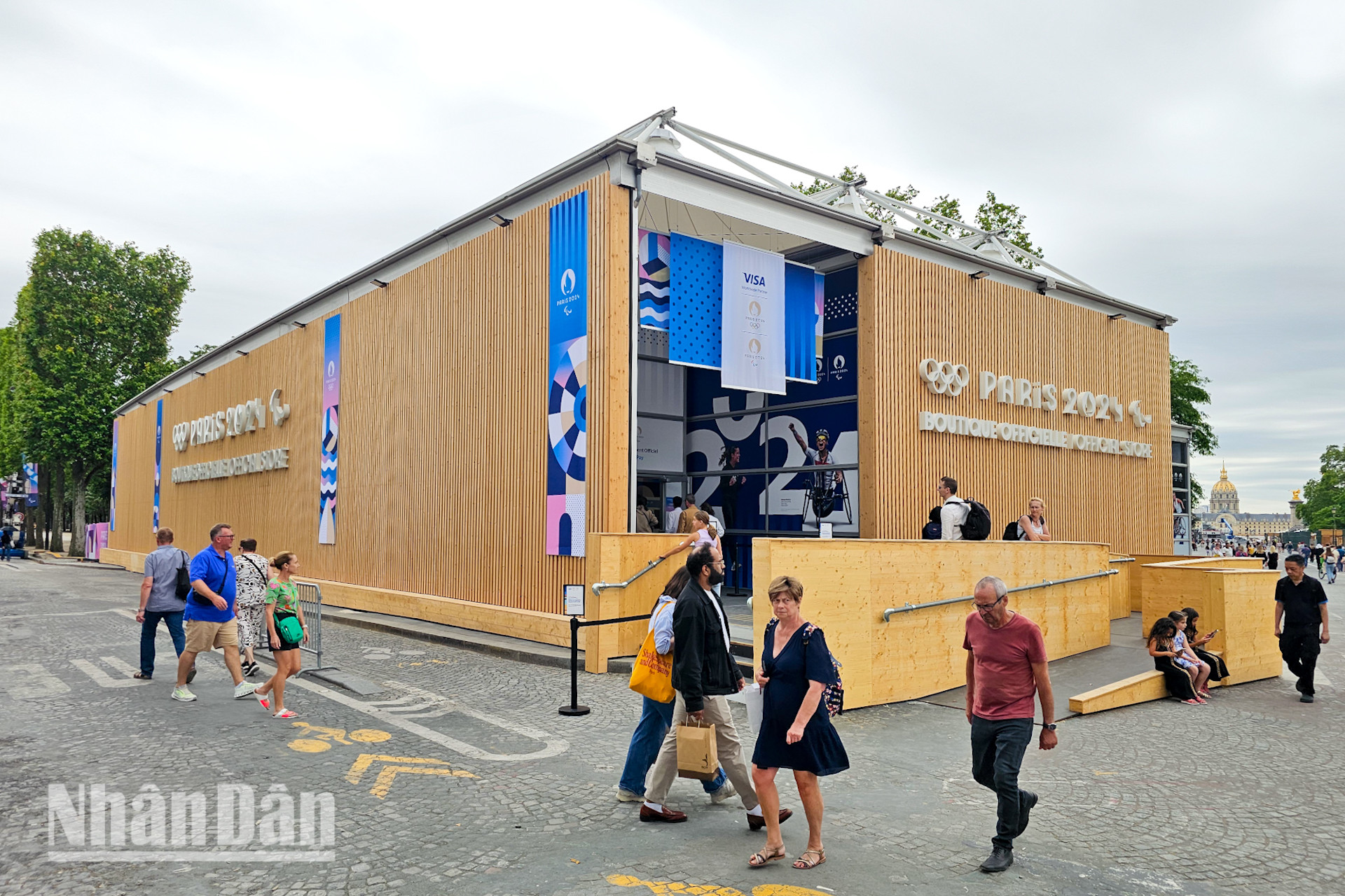 Với tinh thần truyền tải thông điệp về "một mùa giải Thế vận hội hòa nhập cho tất cả mọi người", cửa hàng đồ lưu niệm Olympic lớn nhất Paris cũng đã xây dựng một lối đi riêng dành cho người khuyết tật, để mọi du khách đều có thể vào tham quan và mua sắm.