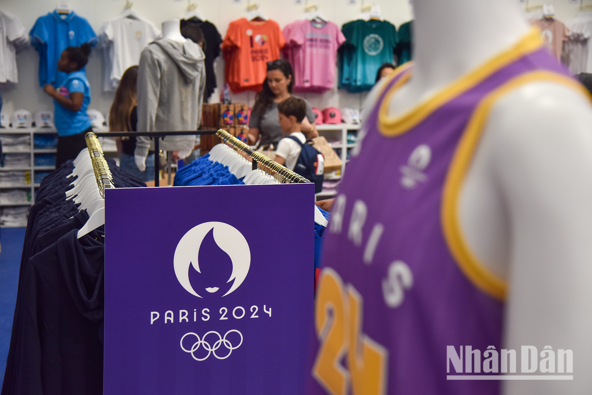 Từ tháng 4/2024, một số trung tâm mua sắm ở Paris đã bày bán đồ lưu niệm Olympic, tuy nhiên cửa hàng ở gần đại lộ Champs-Elysees là nơi có quy mô lớn nhất với các sản phẩm rất phong phú.