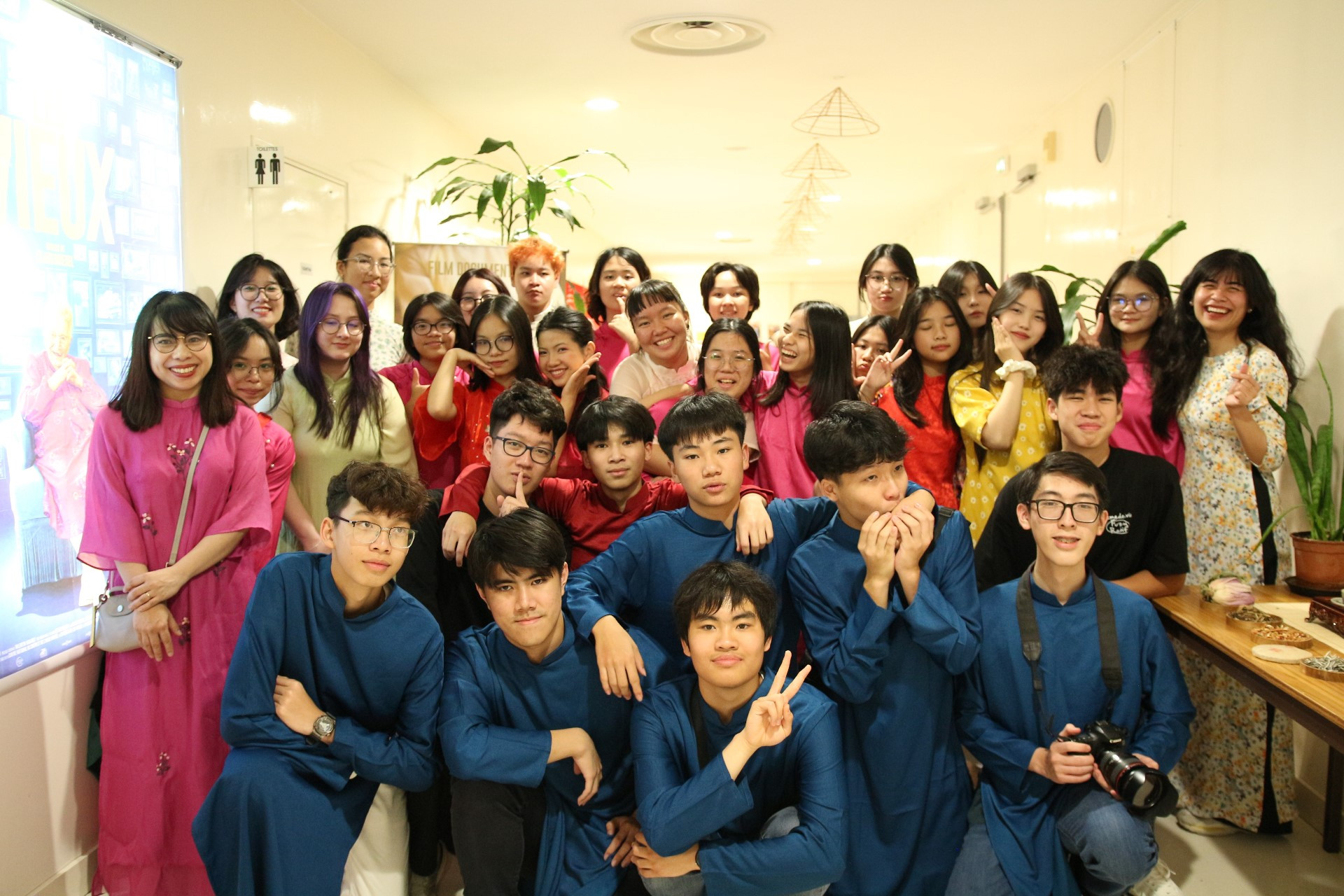 Con em các gia đình Việt kiều thế hệ thứ hai và thứ ba thích thú khi khoác trên mình bộ áo dài truyền thống của dân tộc.